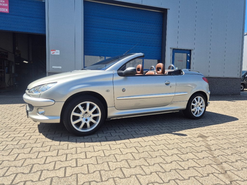 Peugeot 206 1.6 16V CC 2005 Roland Carros Cabrio, Auto's, Voorwielaandrijving, 4 cilinders, Cabriolet, 49 €/maand