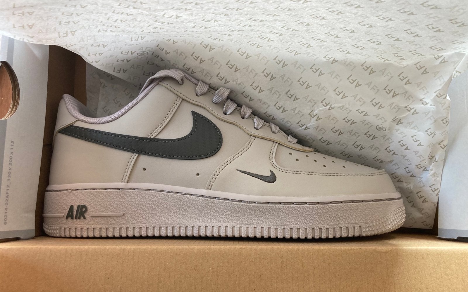 Nike Air Force 1 '07 College Grey/Newprint - Maat 42.5, Kleding | Dames, Ophalen, Nieuw, Grijs, Sneakers of Gympen