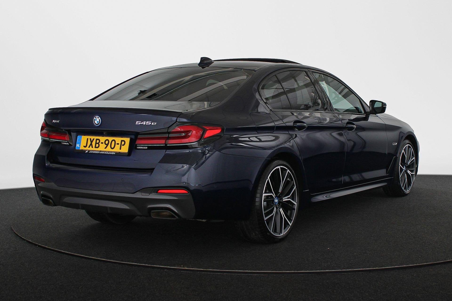 BMW 5-serie 545e xDrive M Sport Harman Kardon Schuif-/Kantel, 394 pk, 2000 kg, Blauw, Alcantara