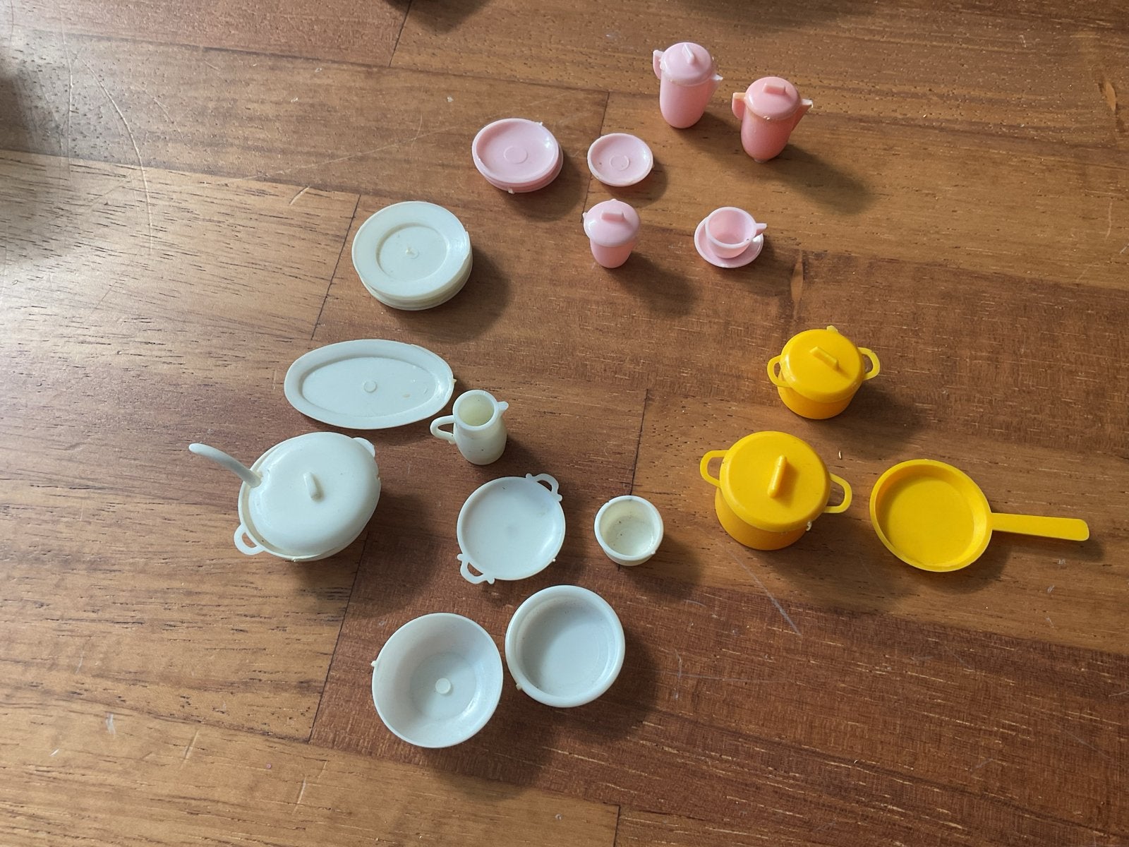 Poppenhuis plastic servies delen, Ophalen of Verzenden, Poppenhuis