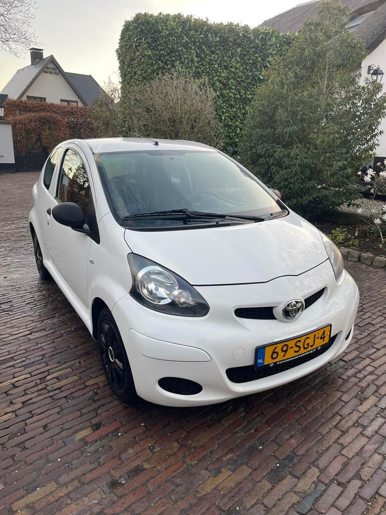 Toyota Aygo Wit | Dealer onderhouden | Zuinig, Voorwielaandrijving, Euro 5, Stof, Zwart