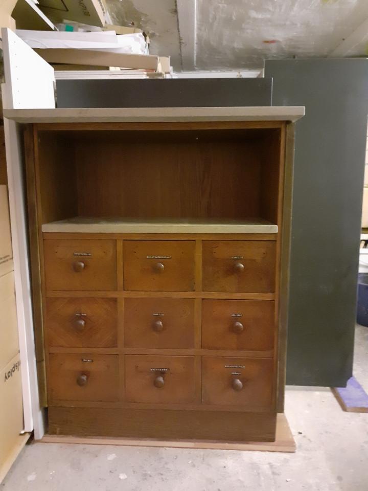 oude weegtafel uit het laboratorium van de apotheek, Huis en Inrichting, Kasten | Ladekasten, Ophalen, Antik, Eikenhout, 50 tot 100 cm