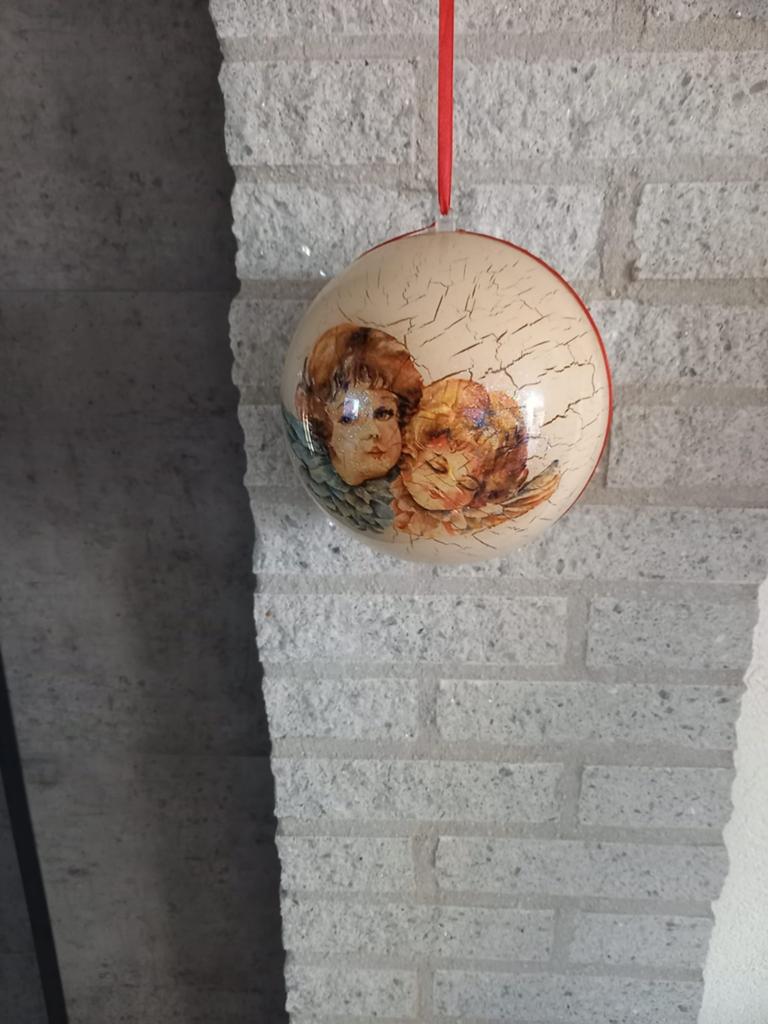 Mooie Kerstbal met Engeltjes - 16 cm Doorsnede, Ophalen of Verzenden, Zo goed als nieuw