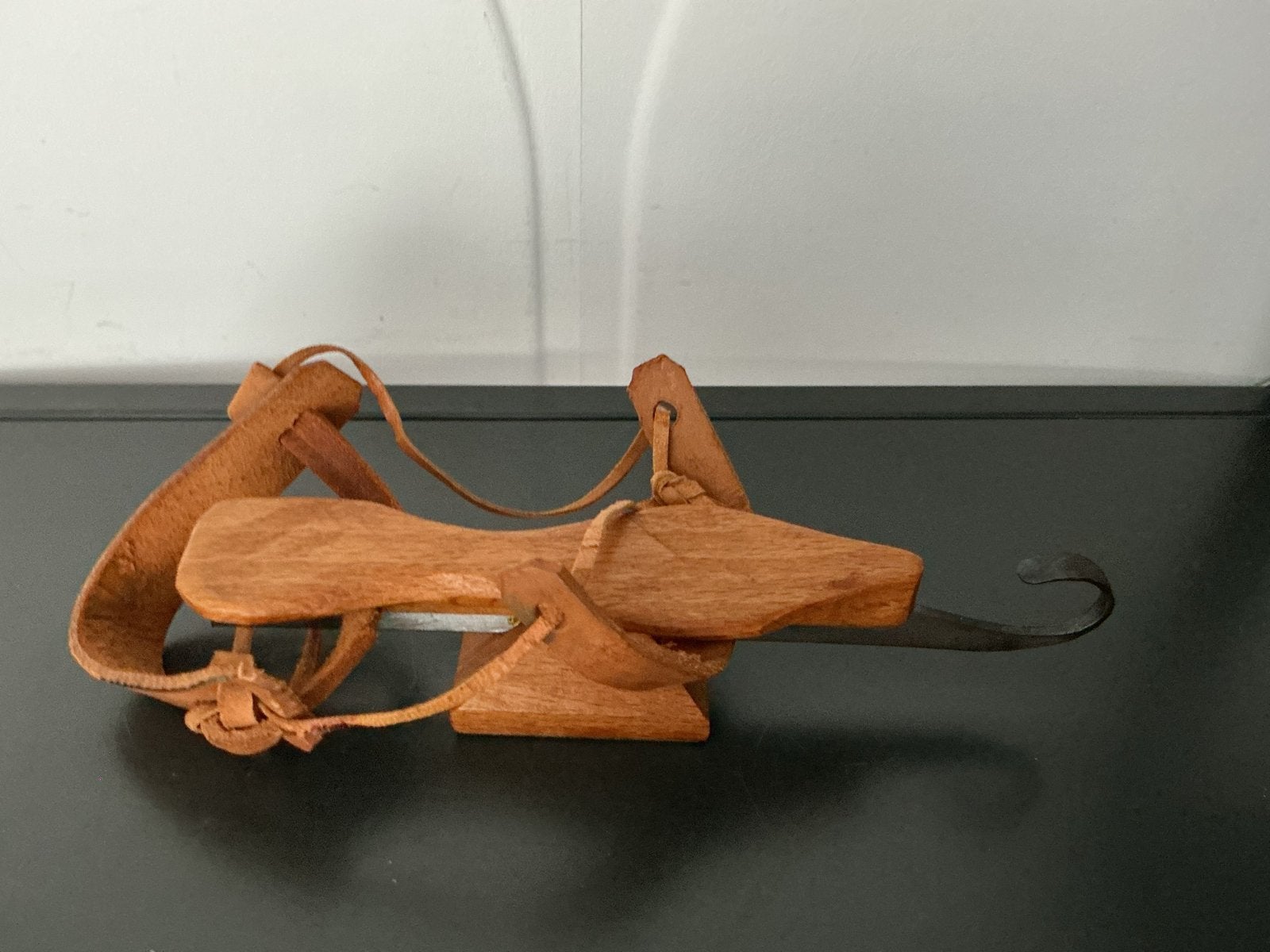 Miniatuur Friese doorloper schaats op sokkel - 1993, Antiek en Kunst, Ophalen