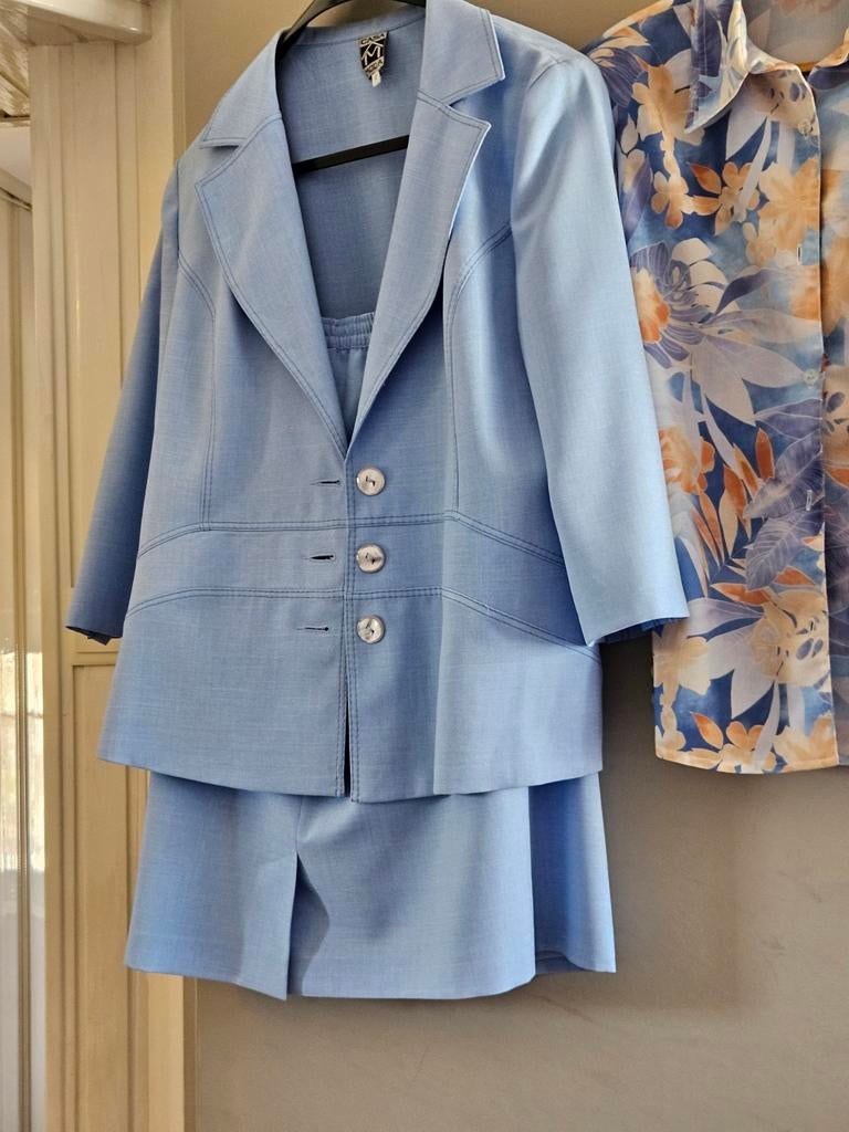 Prachtig 3-delig mantelpakje - Lichtblauw, Maat 38/40 (M), Kostuum of Pak, Blauw, Ophalen of Verzenden