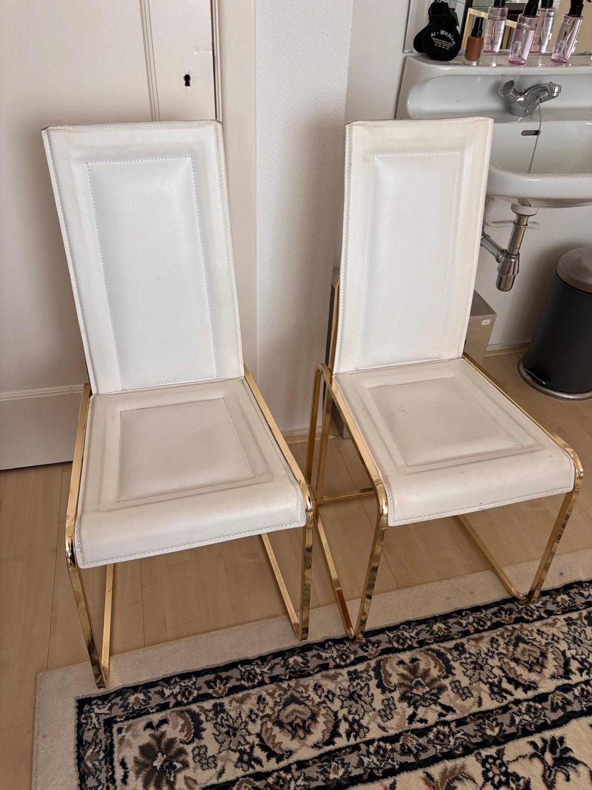 Set van 2 Witte Eetkamerstoelen met Gouden Frame, Huis en Inrichting, Stoelen, Gebruikt, Twee, Leer, Wit, Ophalen