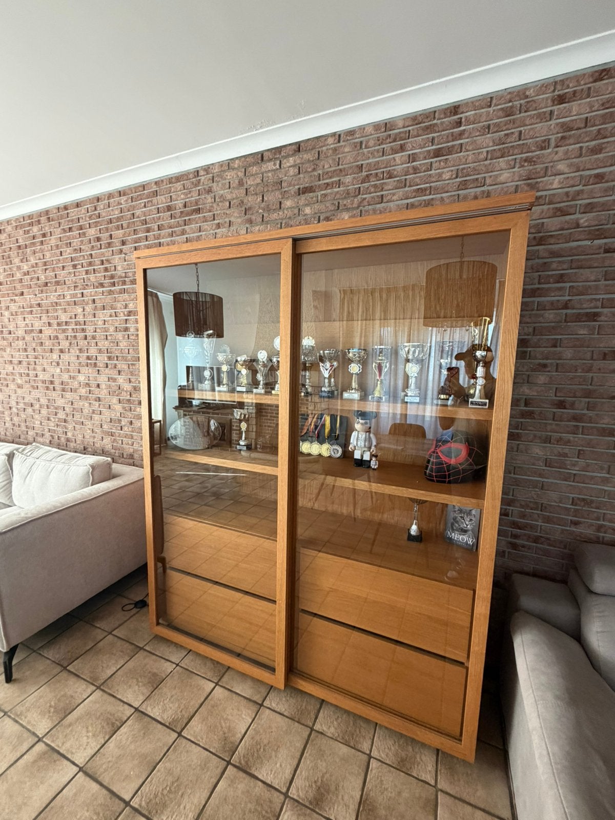 Luxe eikenhouten vitrinekast met glazen schuifdeuren, Ophalen, Zo goed als nieuw