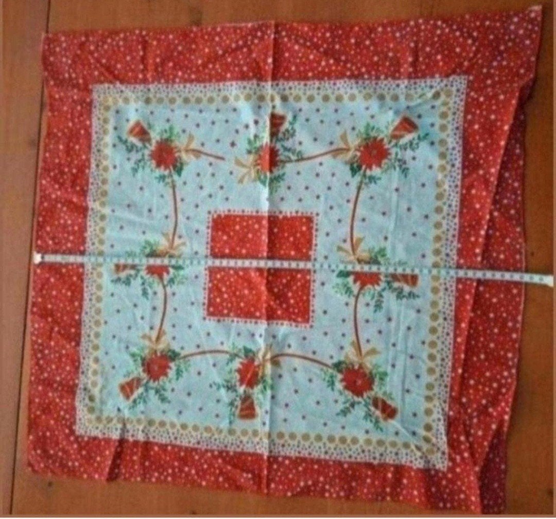 Kersttafelkleed rood/lichtblauw met kerstbellen en hulst, Gebruikt, Vierkant, Ophalen of Verzenden, Katoen