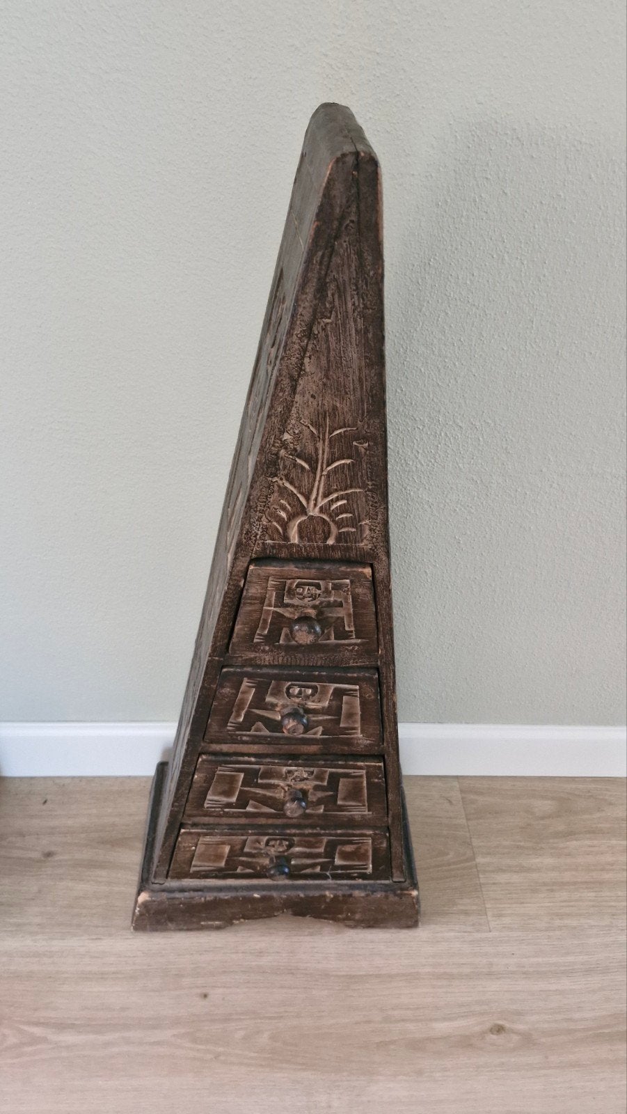Unieke handgesneden houten piramide met lades, Ophalen