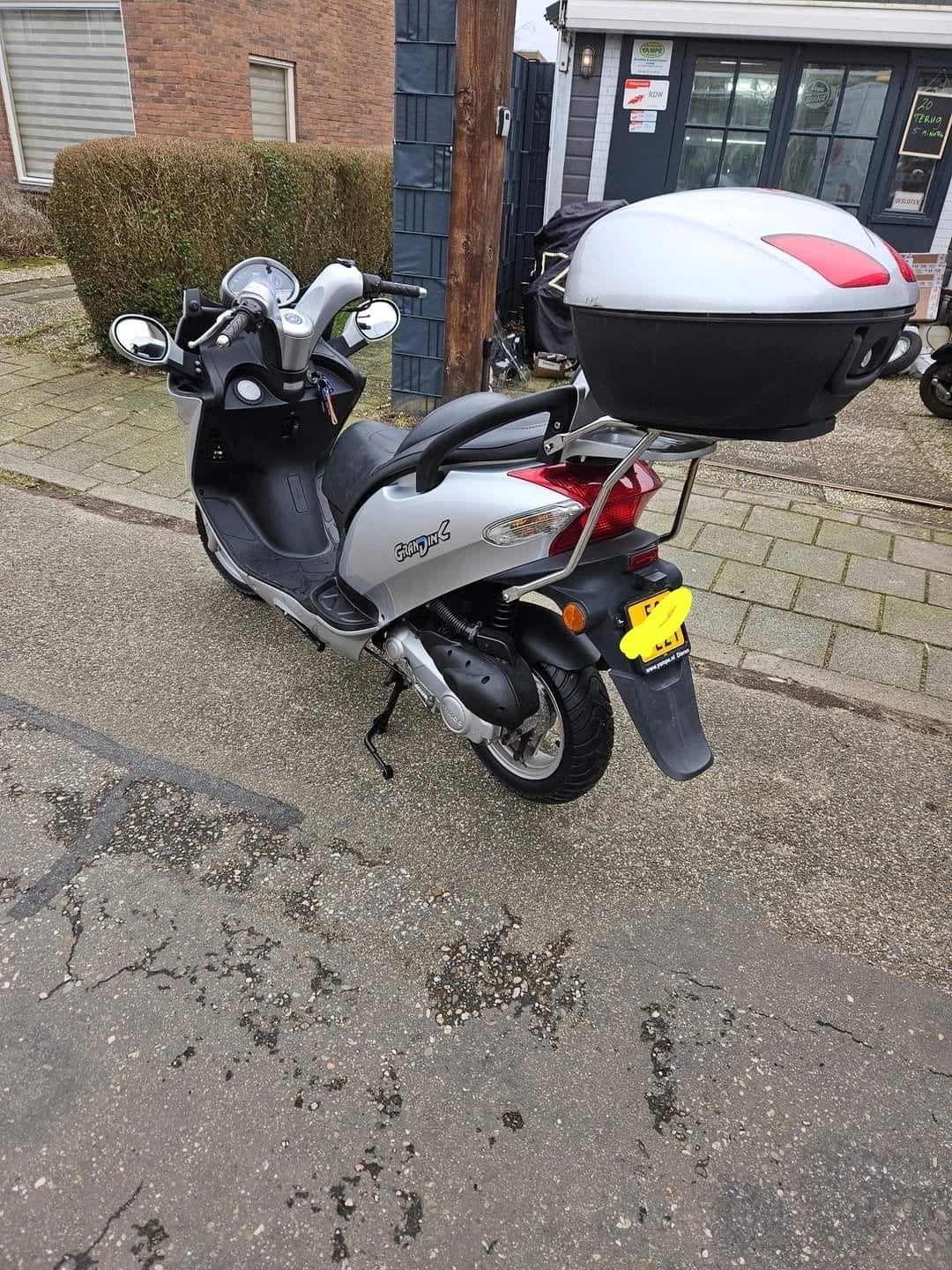 Kymco Grand Dink 50cc Scooter - Zilver, Fietsen en Brommers, Snorfietsen en Snorscooters, Ophalen, Gebruikt, Benzine, Kymco