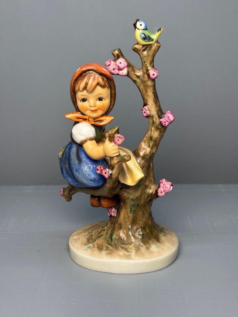 Goebel Beeldje – Meisje in Boom met Vogel – ca. 16 cm, Verzamelen, Beelden en Beeldjes, Ophalen, Gebruikt