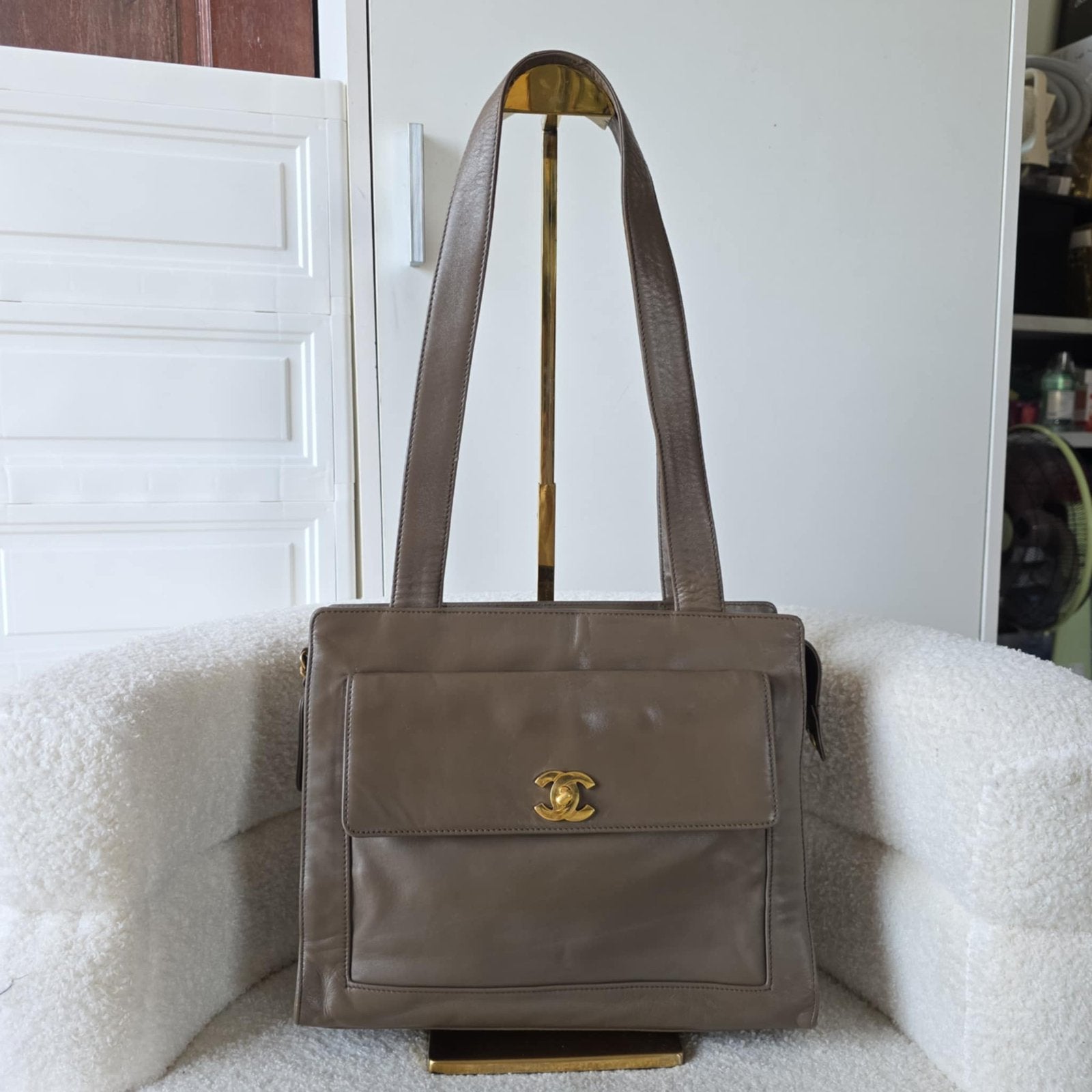 Authentieke CHANEL Tote Tas Lamshuid Bruin Goud CC, Ophalen of Verzenden, Gebruikt, Bruin, Shopper