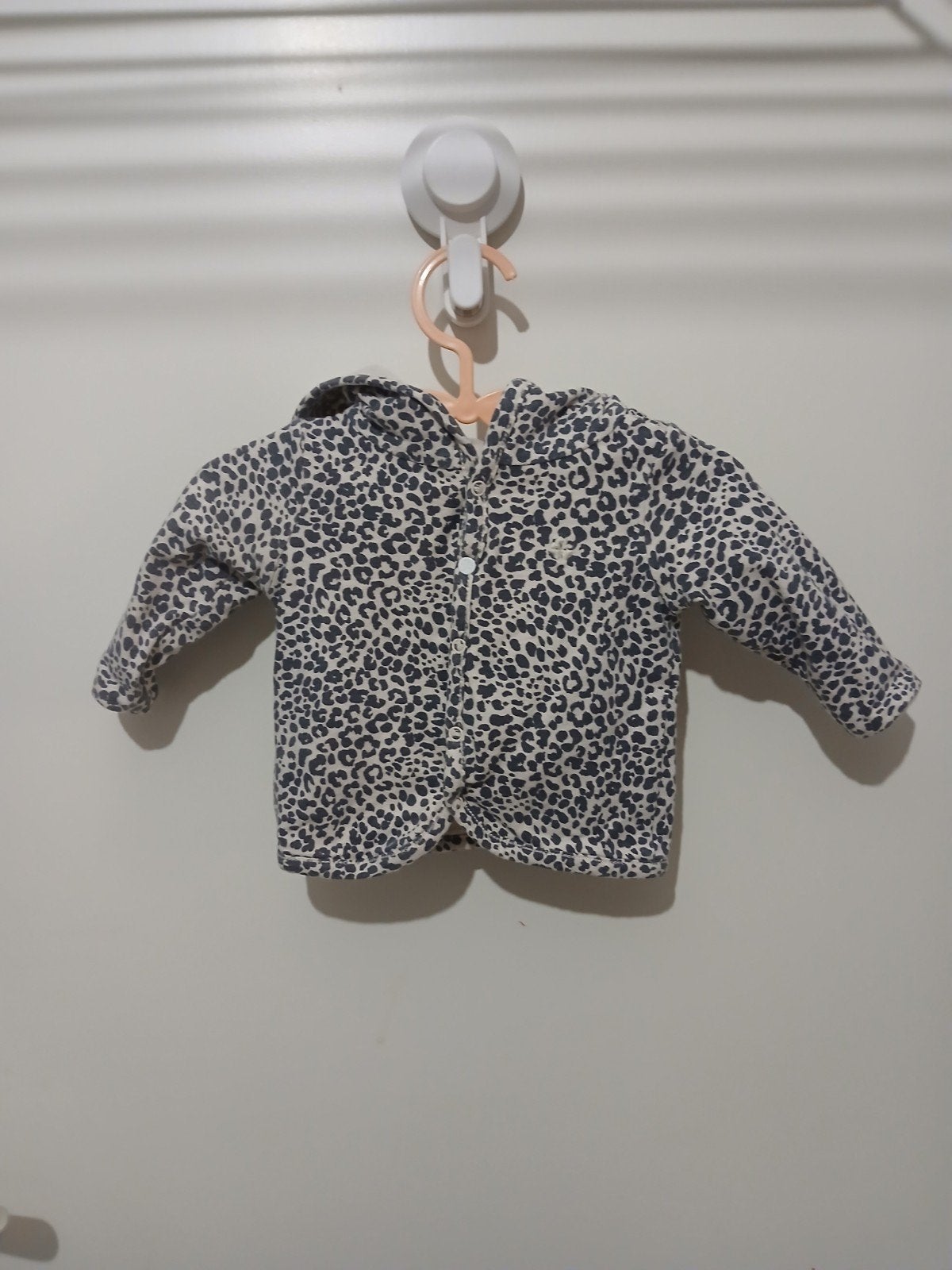 Nieuw Noppies Baby Jasje - Omkeerbaar met Luipaardprint, Kinderen en Baby's, Jongetje of Meisje, Ophalen of Verzenden, Zo goed als nieuw