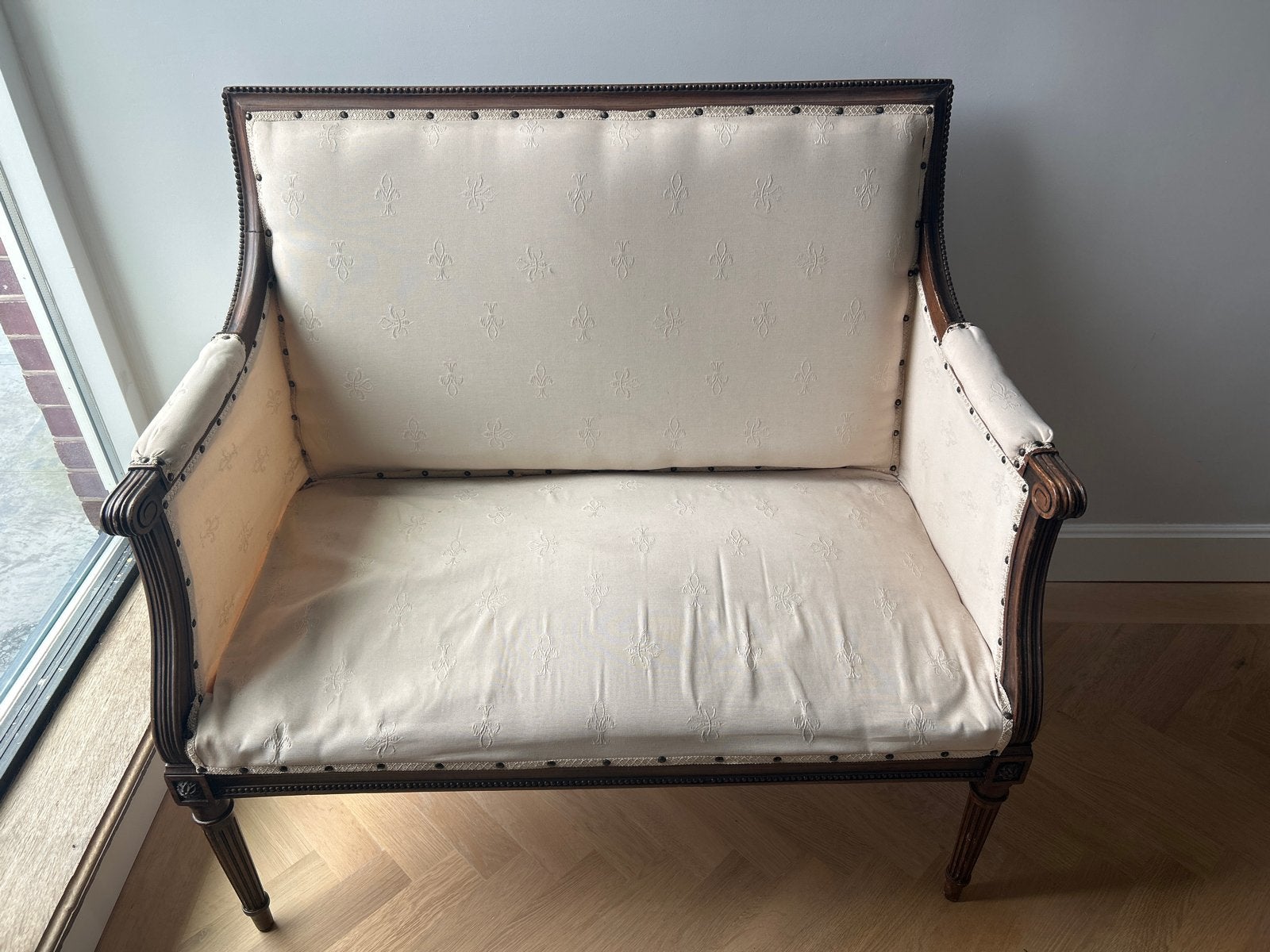 Antieke Louis XVI Stijl Bankje met Crèmekleurige Bekleding, Ophalen of Verzenden