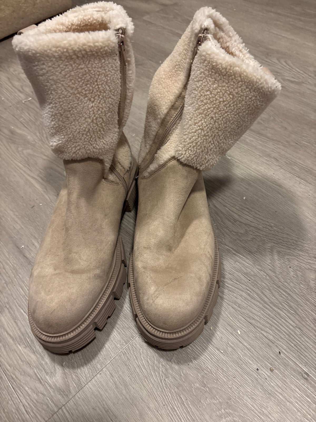 Beige laarzen met teddy voering maat 41, Ophalen, Zo goed als nieuw, Beige, Lage of Enkellaarzen