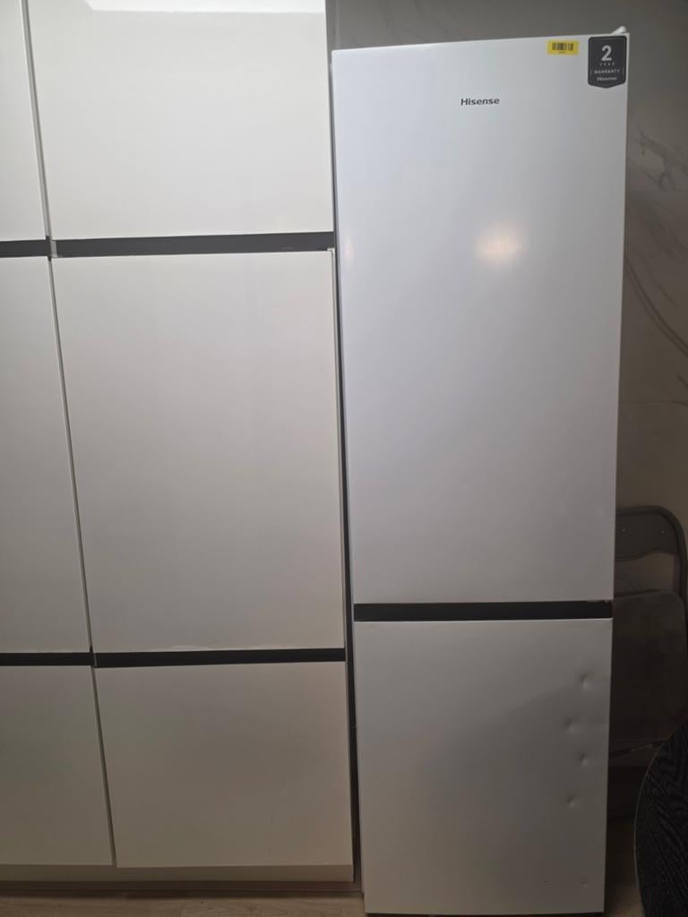 Hisense Koel-vriescombinatie RB435N4BWE met deukjes, Gebruikt, 200 liter of meer, 60 cm of meer, Met aparte vriezer