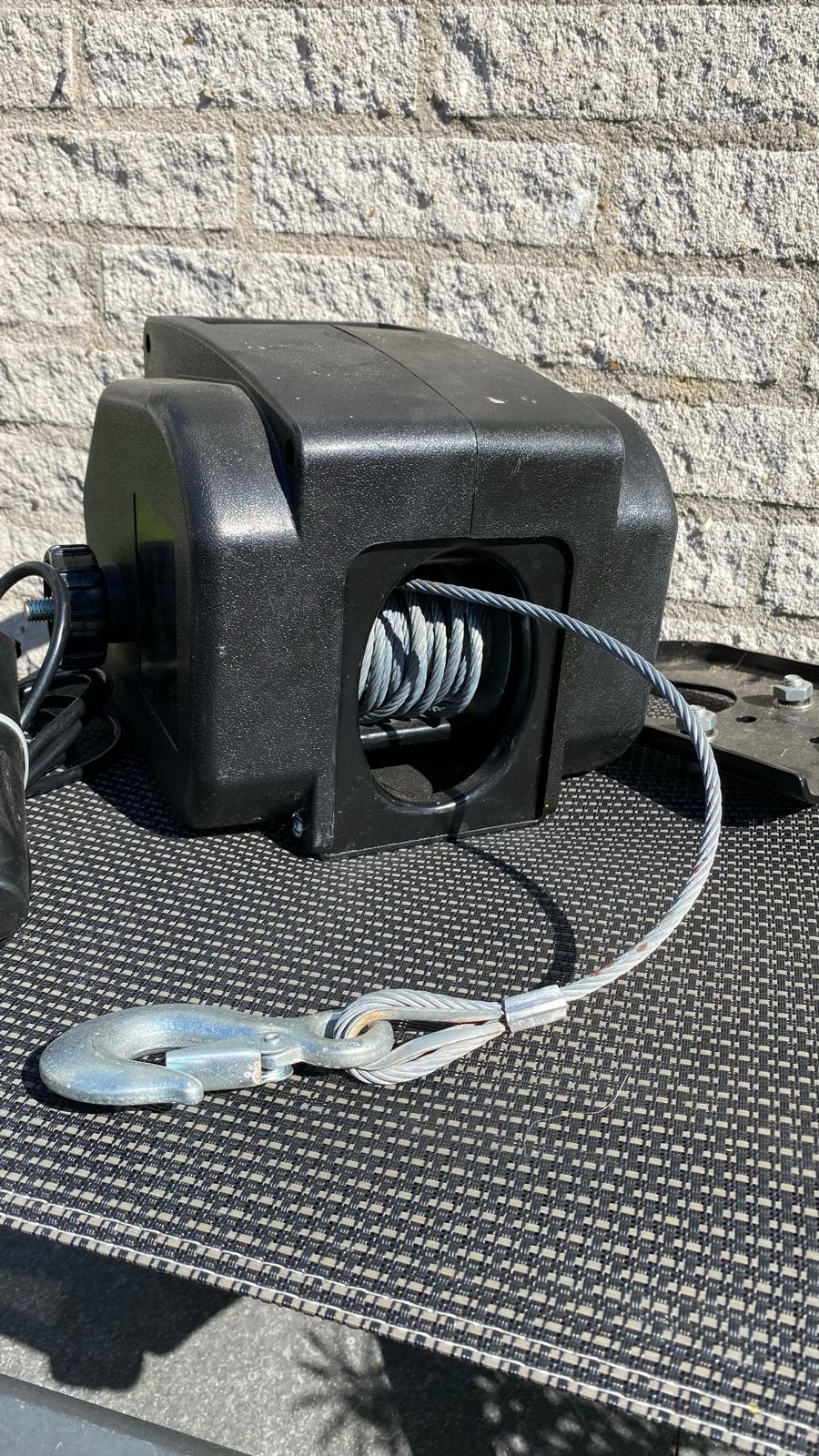 Elektrische lier met montageplaat en afstandsbediening, Ophalen of Verzenden, Zo goed als nieuw, Overige typen, Zeilboot of Motorboot