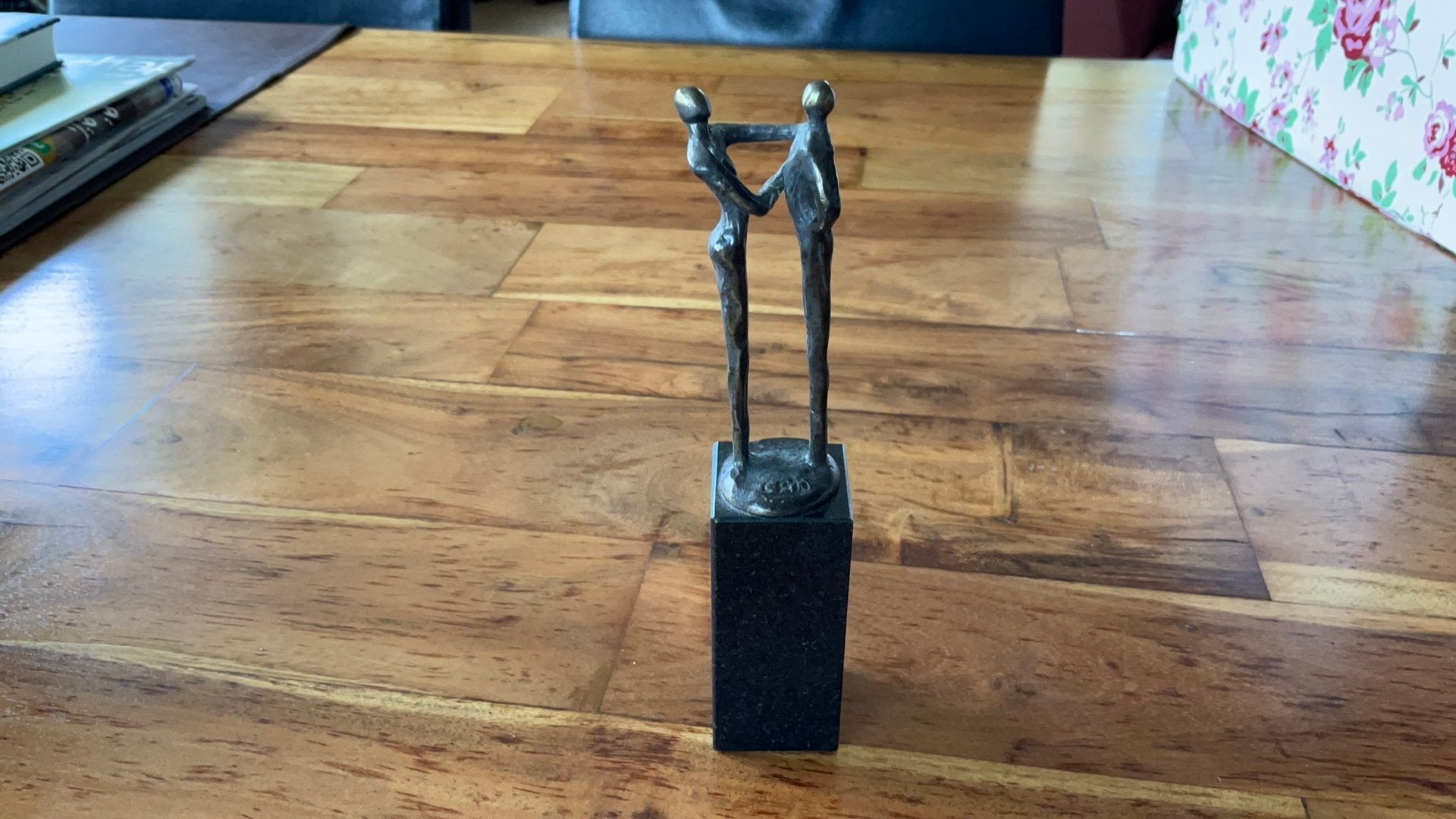 Bronzen Beeldje 'Verbondenheid' op Sokkel - Artihove, Groep mensen, Minder dan 20 cm, Ophalen of Verzenden, Beeld