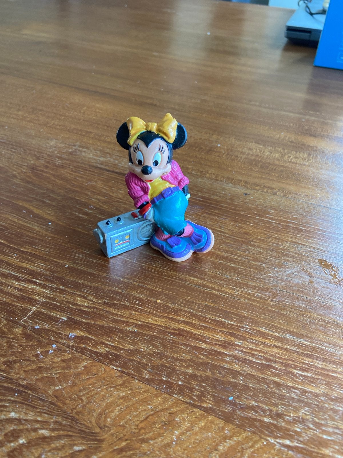 Minnie Mouse beeldje met radio - Disney verzamelobject, Ophalen of Verzenden, Mickey Mouse, Gebruikt, Beeldje of Figuurtje