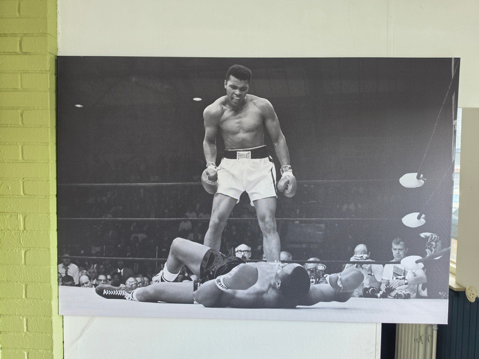 Muhammad Ali vs Sonny Liston boksfoto, Ophalen of Verzenden, Zo goed als nieuw, 100 tot 125 cm, Foto of Poster