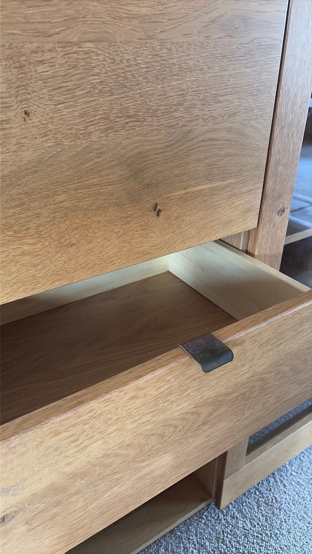 Foto 5 van Eikenhouten wandkast met deuren, lades en vitrine