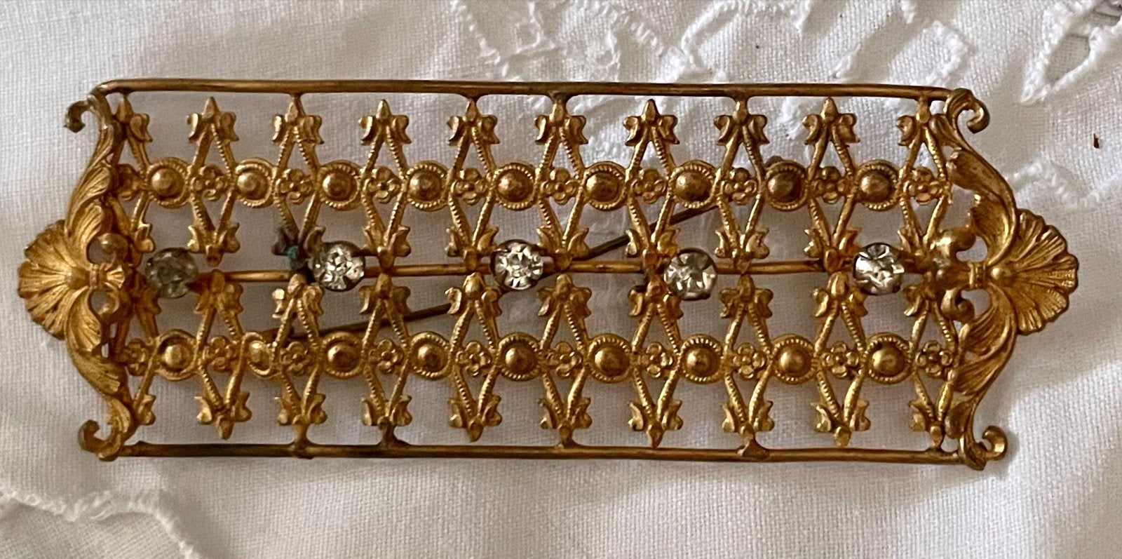 Vintage Broche Goudkleurig met Strass, Overige materialen, 4 tot 7 cm, Gebruikt, Ophalen of Verzenden