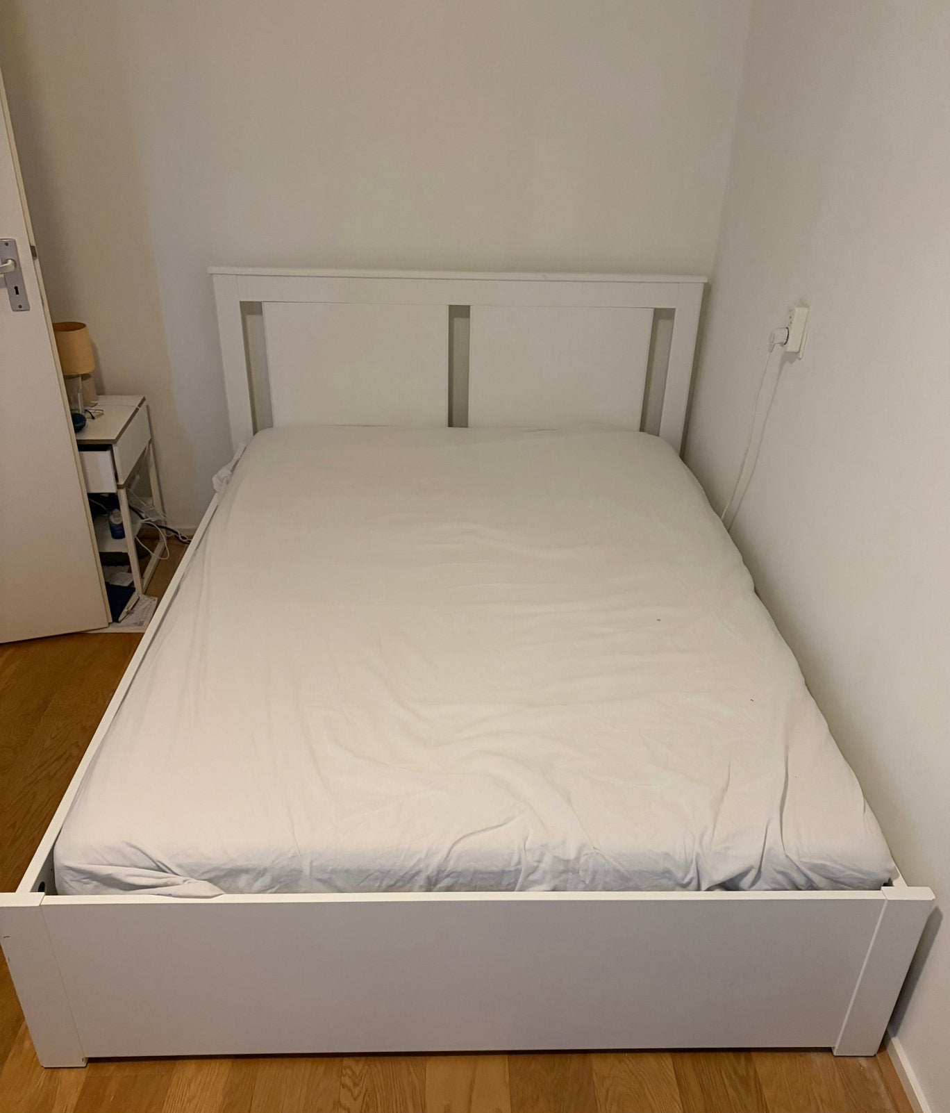 Wit bed 140/150x 200  met of zonder matras moet 30 sept weg, Gebruikt, Eenpersoons, Wit, Ophalen of Verzenden