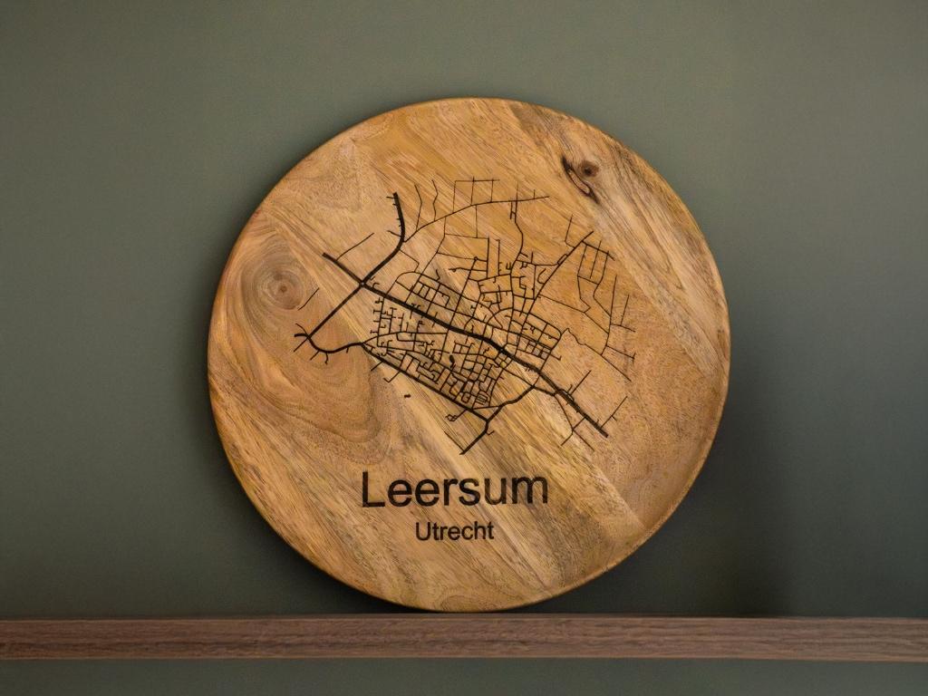 Stadsplattegrond op houten onderbord | Persoonlijk, Hout, Meerkleurig, 37 cm, Ophalen of Verzenden