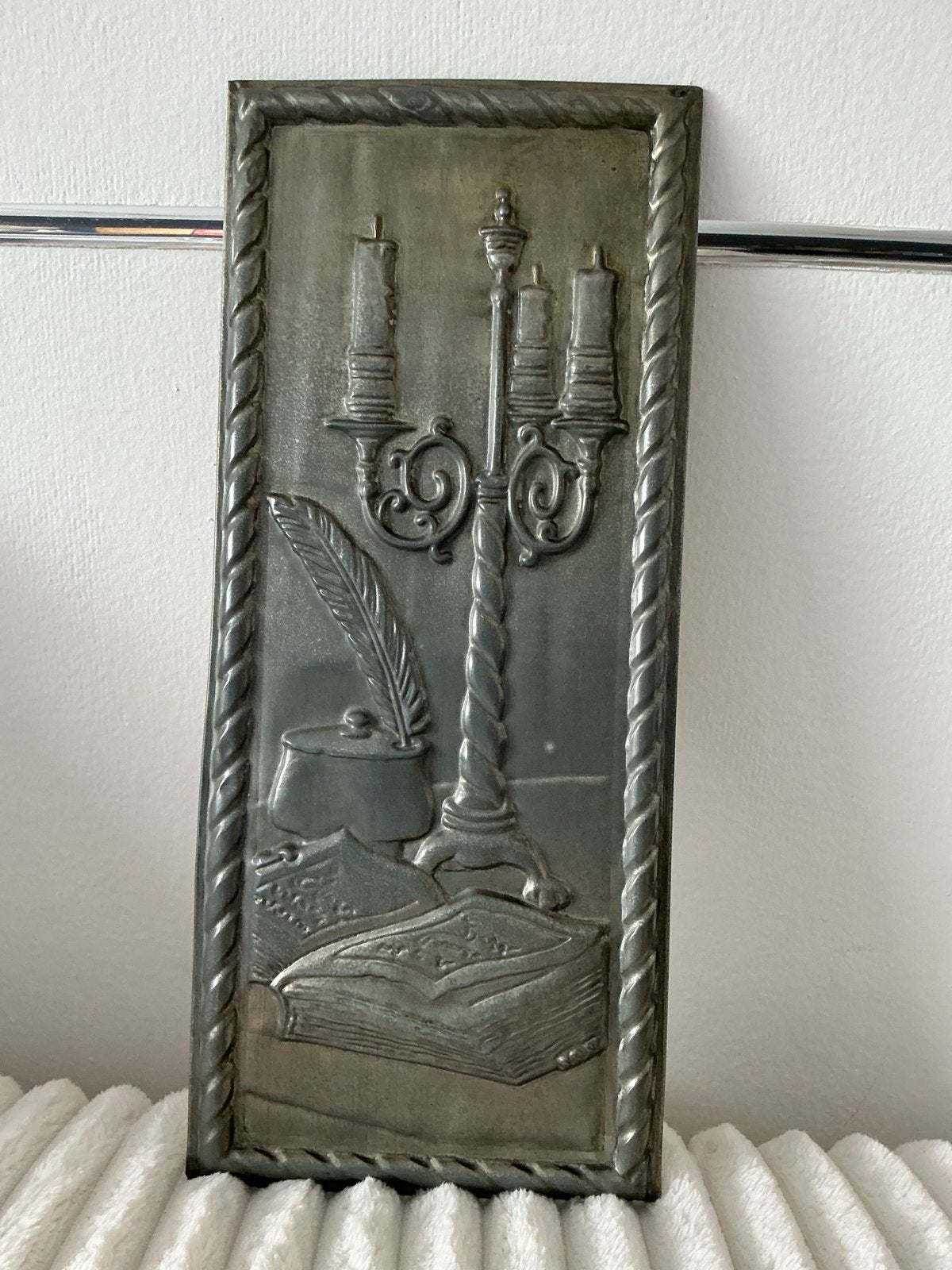 Vintage Tinnen Wanddecoratie met Kandelaar en Boeken, Ophalen of Verzenden