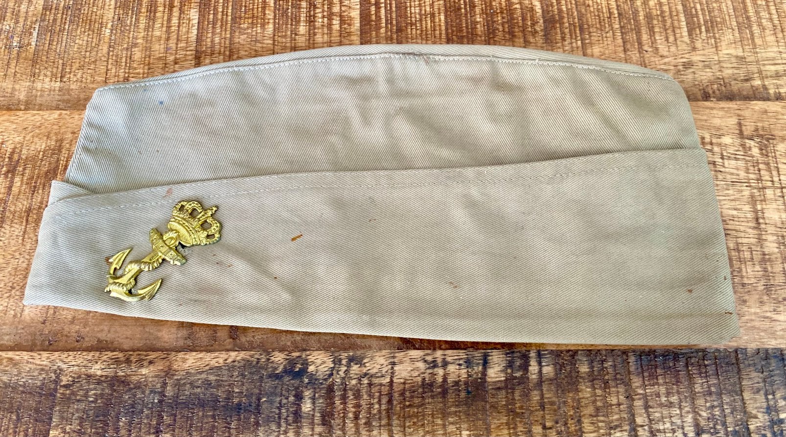 khaki schuitje van de Koninklijke Marine 1960, Verzamelen, Verzenden, Marine, Nederland, Embleem of Badge