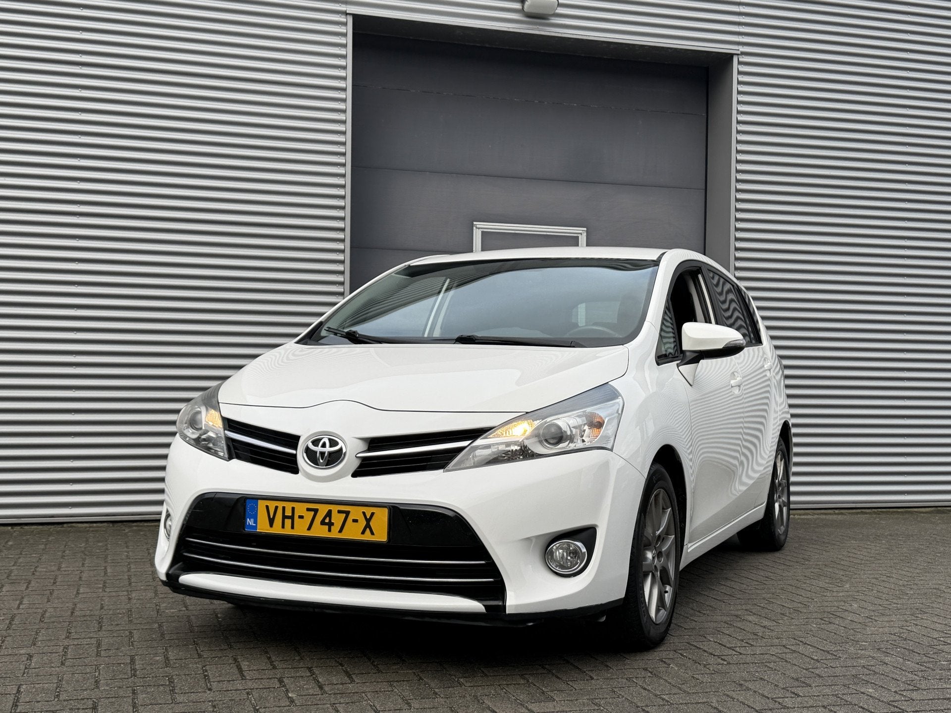 Toyota Verso 2.0 D-4D Business I Grijs Kenteken I Navi I Cam, Auto's, Bestelauto's, Gebruikt, Zwart, 4 cilinders, Wit