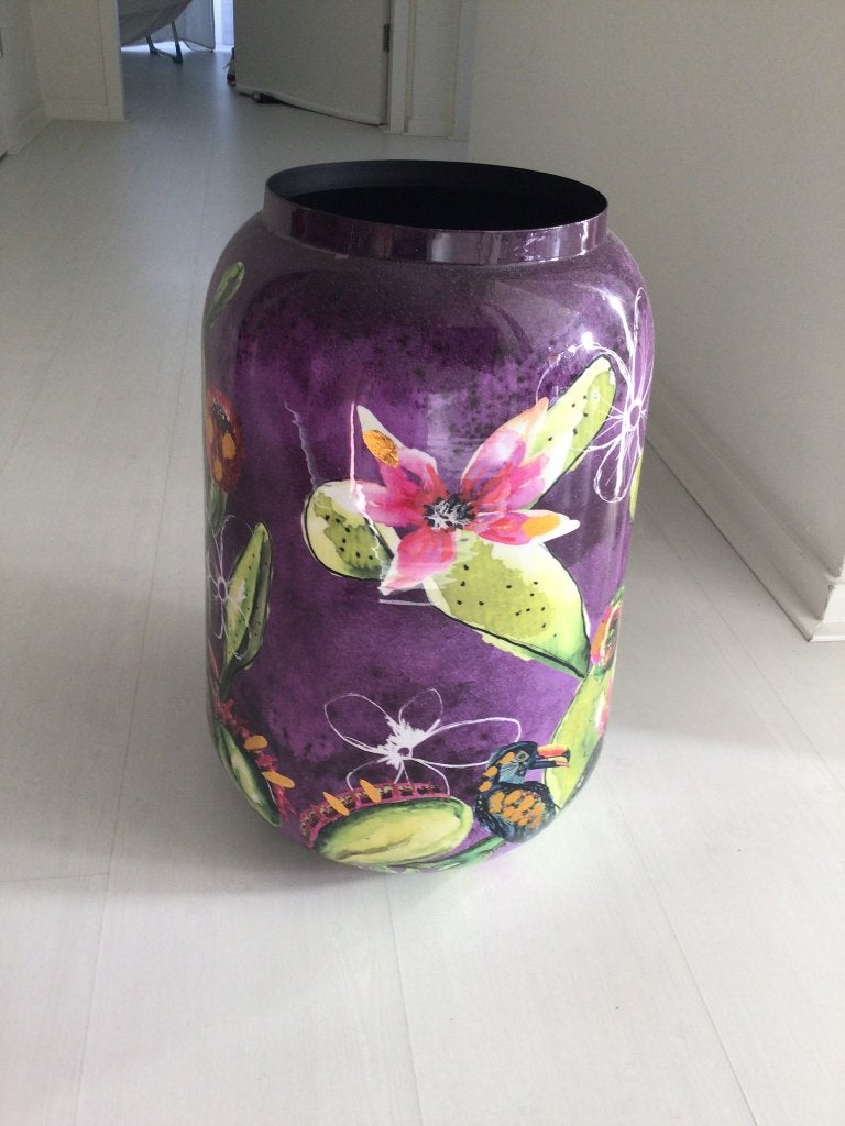 Grote Paarse vaas met design bloemmotief  te koop, Ophalen, Zo goed als nieuw, Metaal, Paars