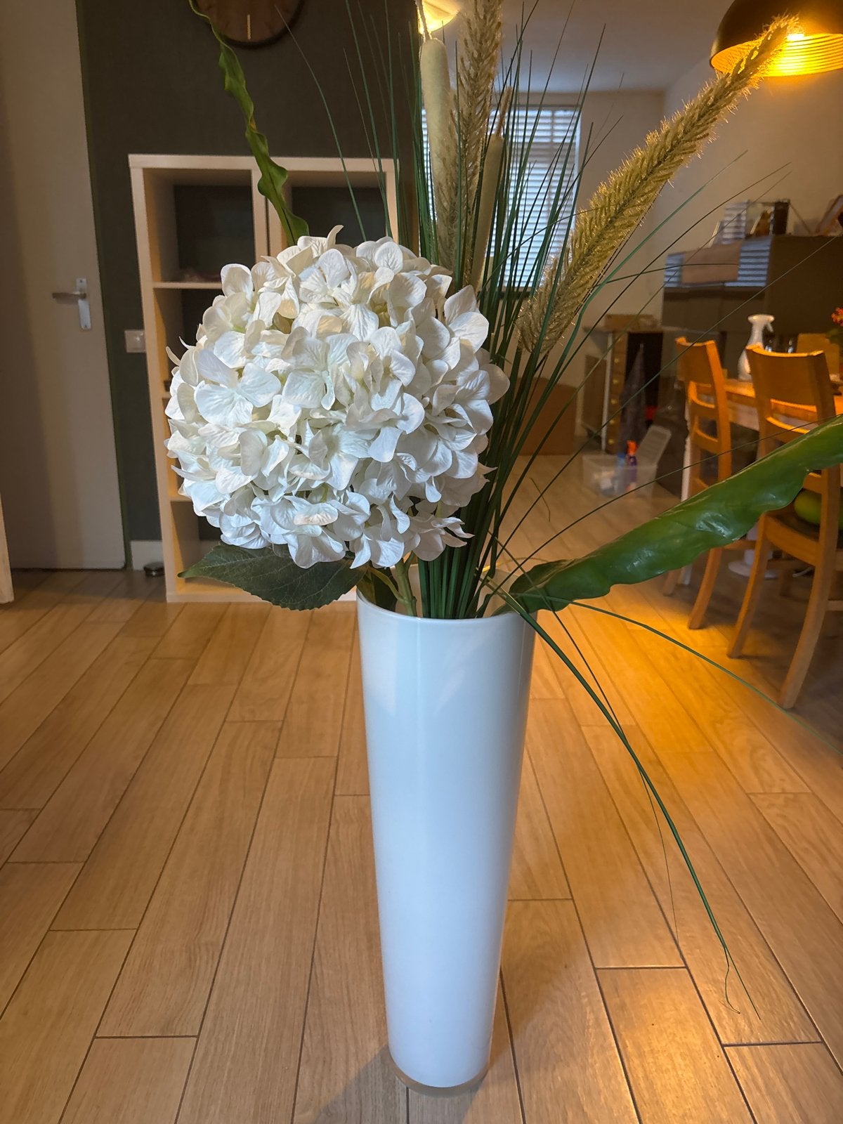 Witte vaas met kunstbloemen - Elegant en tijdloos, Huis en Inrichting, Woonaccessoires | Vazen, Ophalen, Gebruikt, Wit, Inclusief decoratie