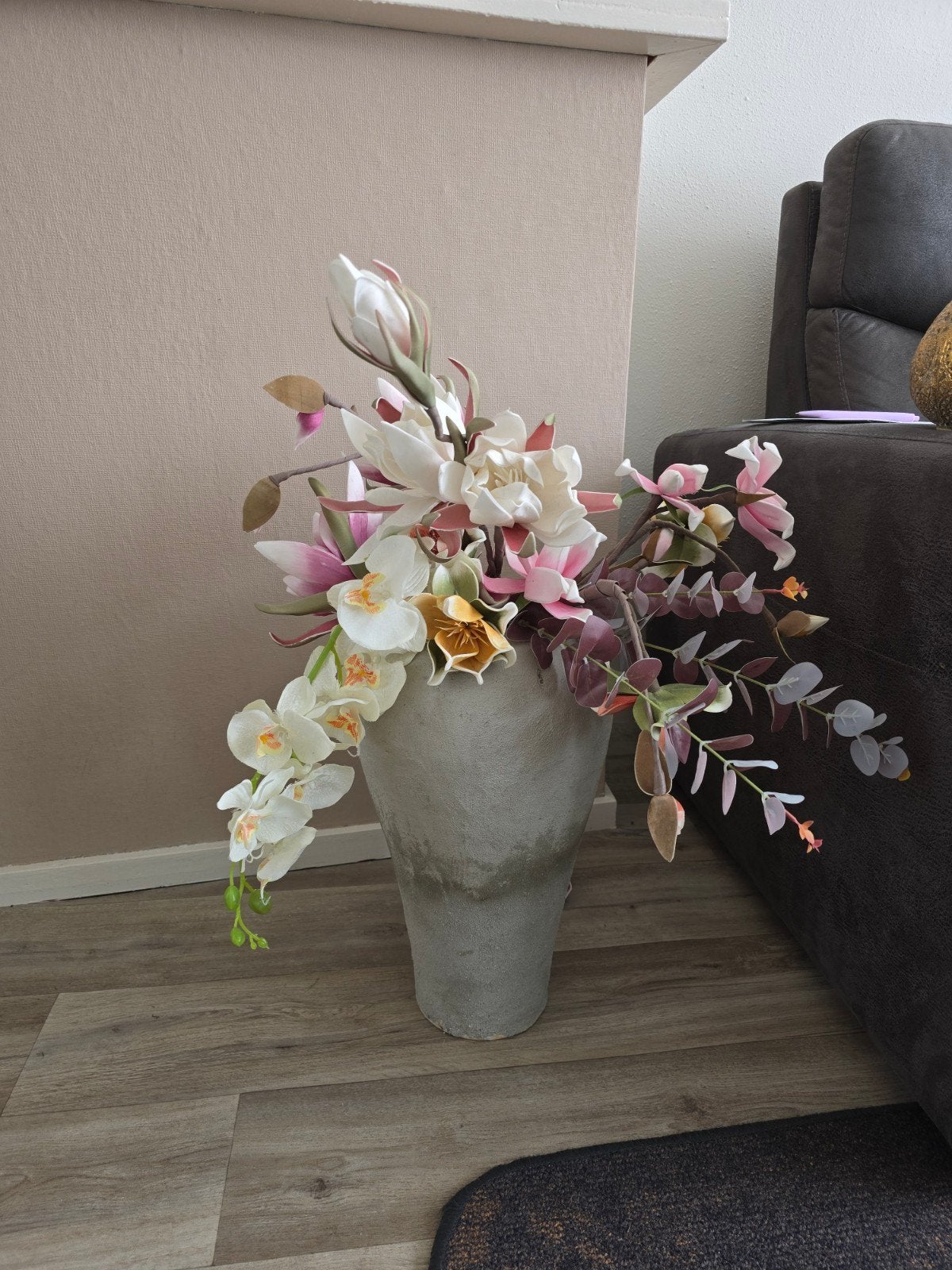 Decoratieve vaas met kunstbloemen  € 7.50, Huis en Inrichting, Woonaccessoires | Vazen, Ophalen, Meerkleurig, Inclusief decoratie