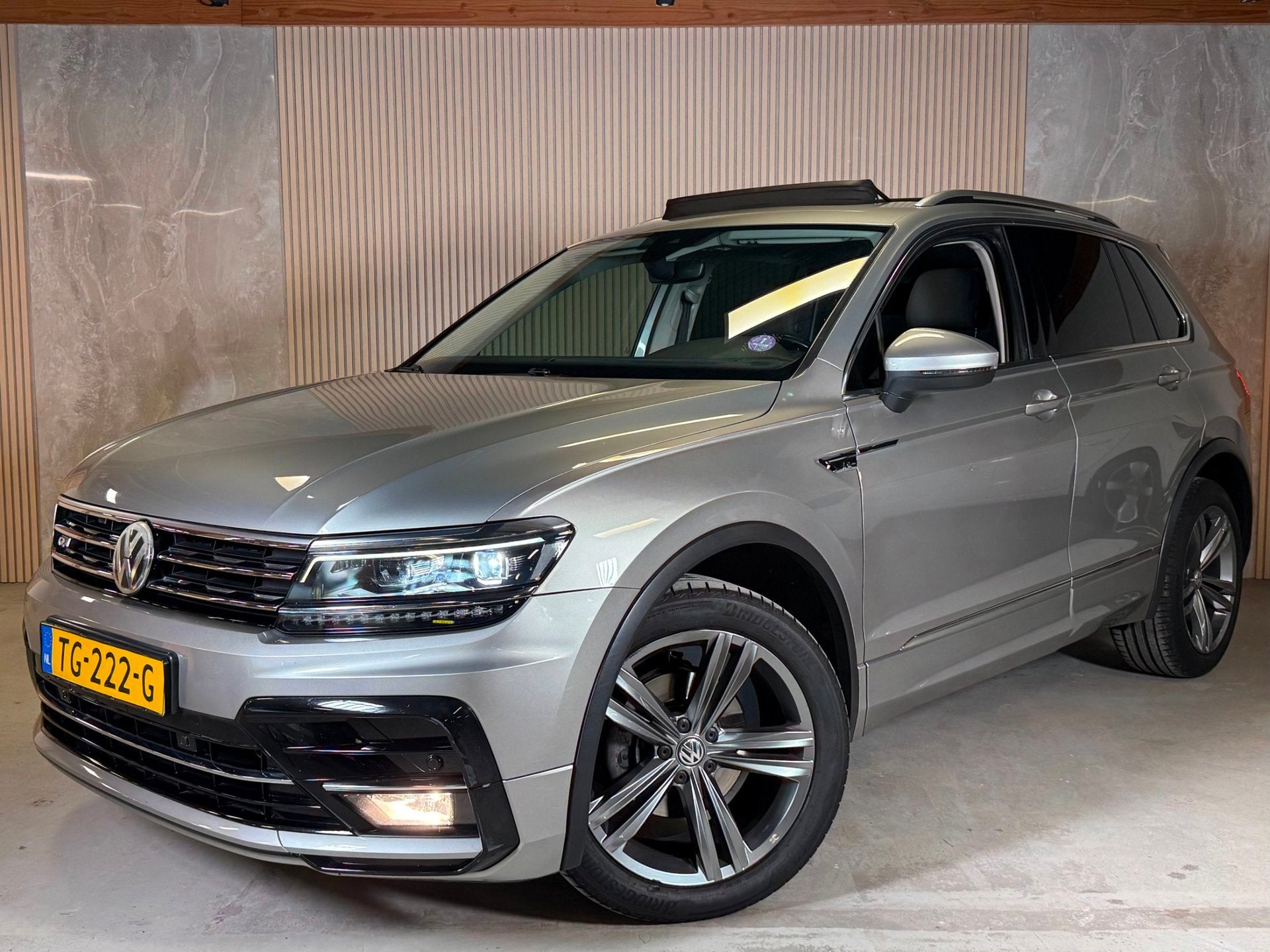 Volkswagen Tiguan 1.4 TSI 4Motion R-Line Highline Pano Virua, Auto's, Automaat, Gebruikt, Euro 6, 4 cilinders
