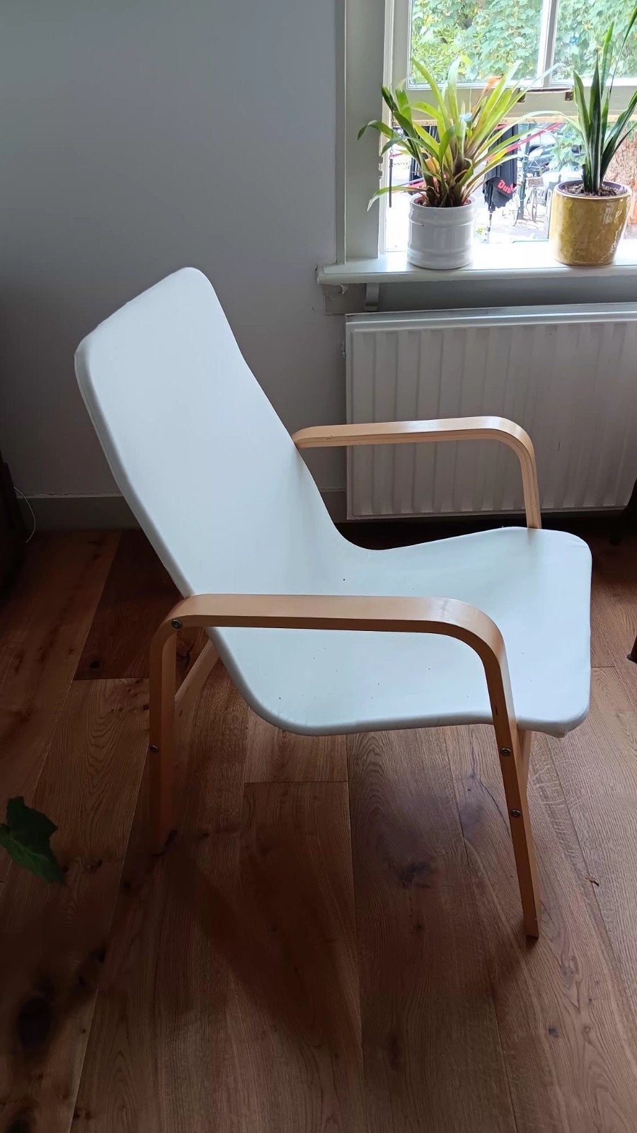 Wit stoffen stoeltje met blankhouten leuning.
Stoffen bekled, Ophalen, Gebruikt, Minder dan 75 cm, 50 tot 75 cm