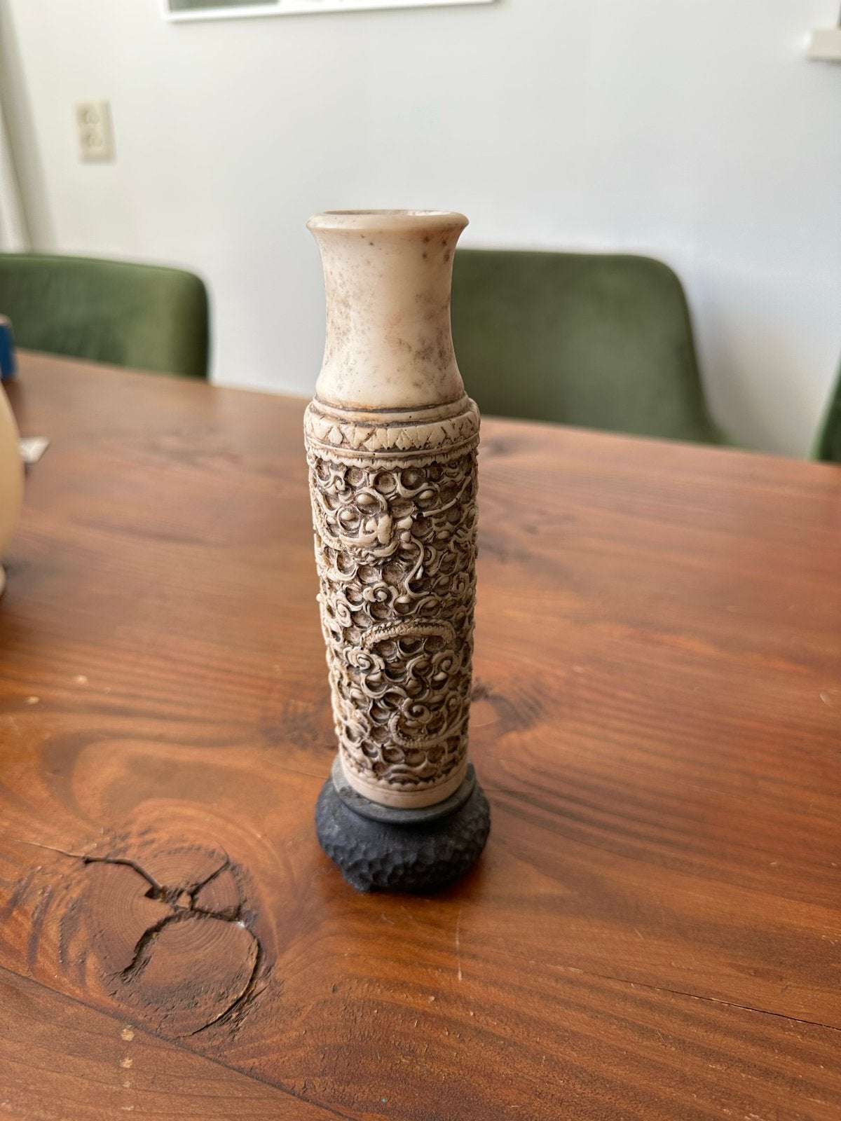 Antiek Chinees vaasje met gedetailleerd snijwerk, Ophalen of Verzenden