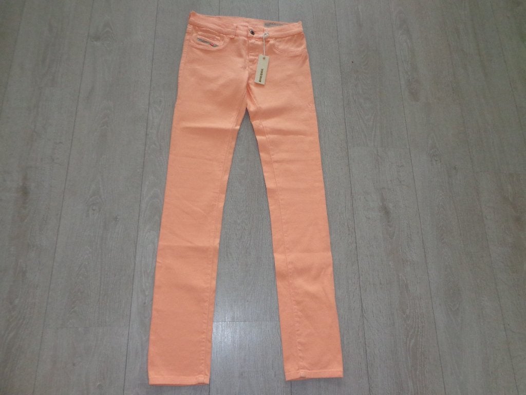 zalmkleurige dames/meisjesspijkerbroek van Diesel, maat 27, Kleding | Dames, Spijkerbroeken en Jeans, Ophalen of Verzenden, Nieuw