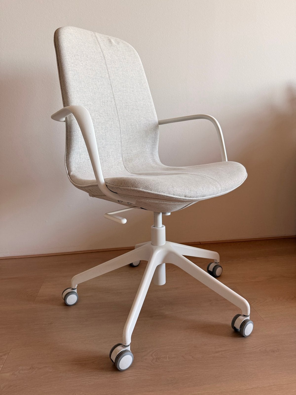 IKEA LÅNGFJÄLL Vergaderstoel met hoge rug en armleuningen, Ophalen, Zo goed als nieuw, Beige, Bureaustoel