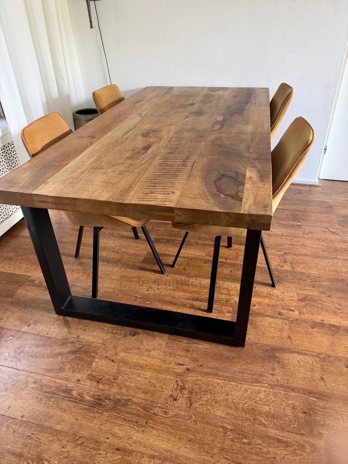 Mango houten eettafel met metalen onderstel en 4 stoelen, Huis en Inrichting, Ophalen, Gebruikt, 50 tot 100 cm, 150 tot 200 cm