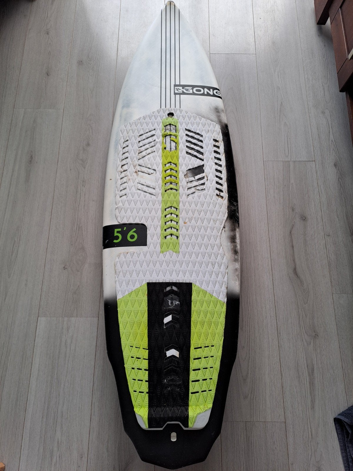 Gong Alu FSP 5'6 kitesurf directional board (incl. vinnen), Watersport en Boten, Kitesurfen, Ophalen, Gebruikt, Overige typen