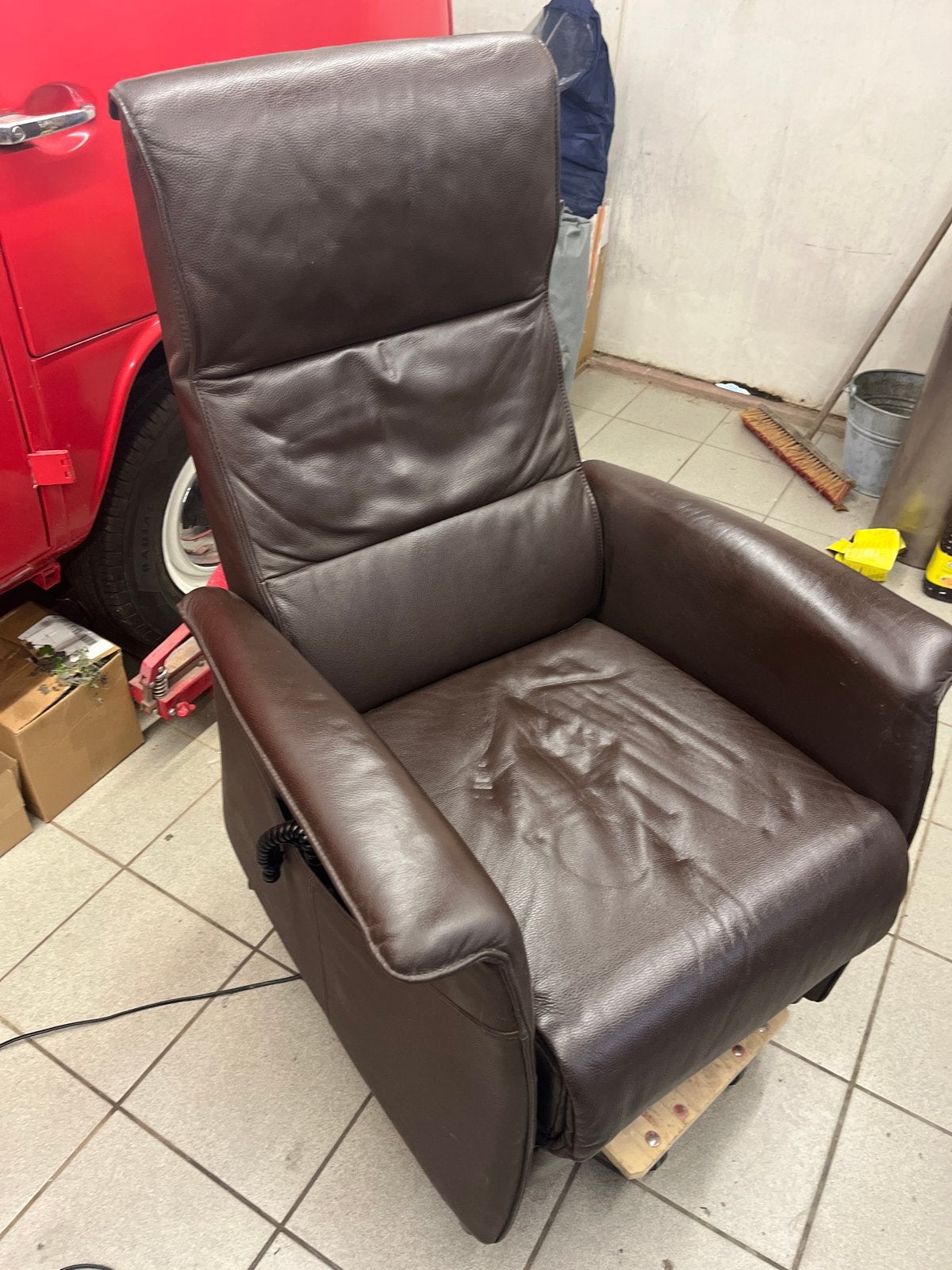 Bruine leren relaxfauteuil met elektrische verstelling, Ophalen, Gebruikt, Leer, 75 tot 100 cm