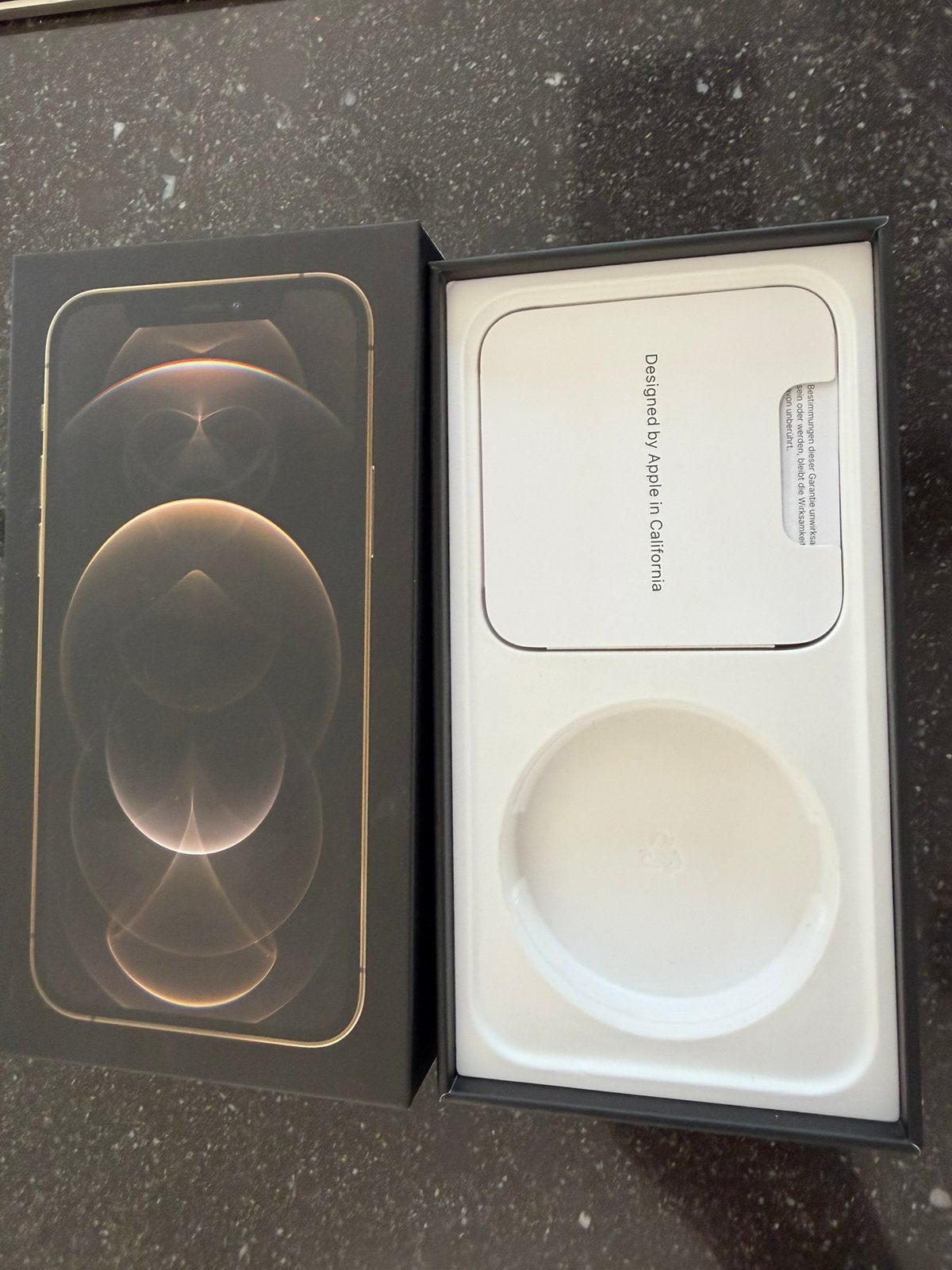 Foto 4 van Apple iPhone 12 Pro Gold, 128GB met hoesjes, kabel en lader