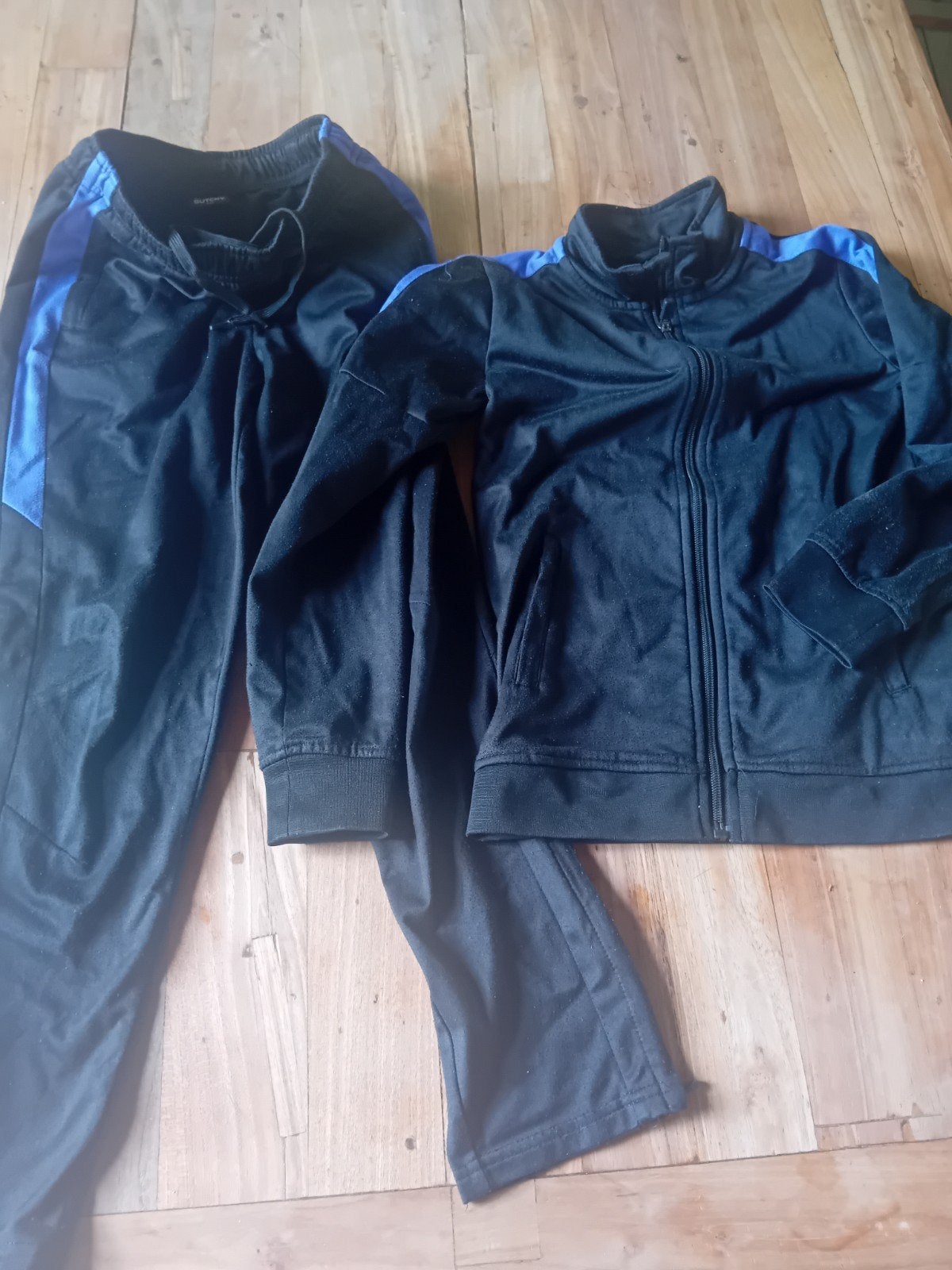 Trainingspak maat 140 - Zwart met paarse accenten, Ophalen of Verzenden, Gebruikt, Jongen of Meisje, Sport- of Zwemkleding