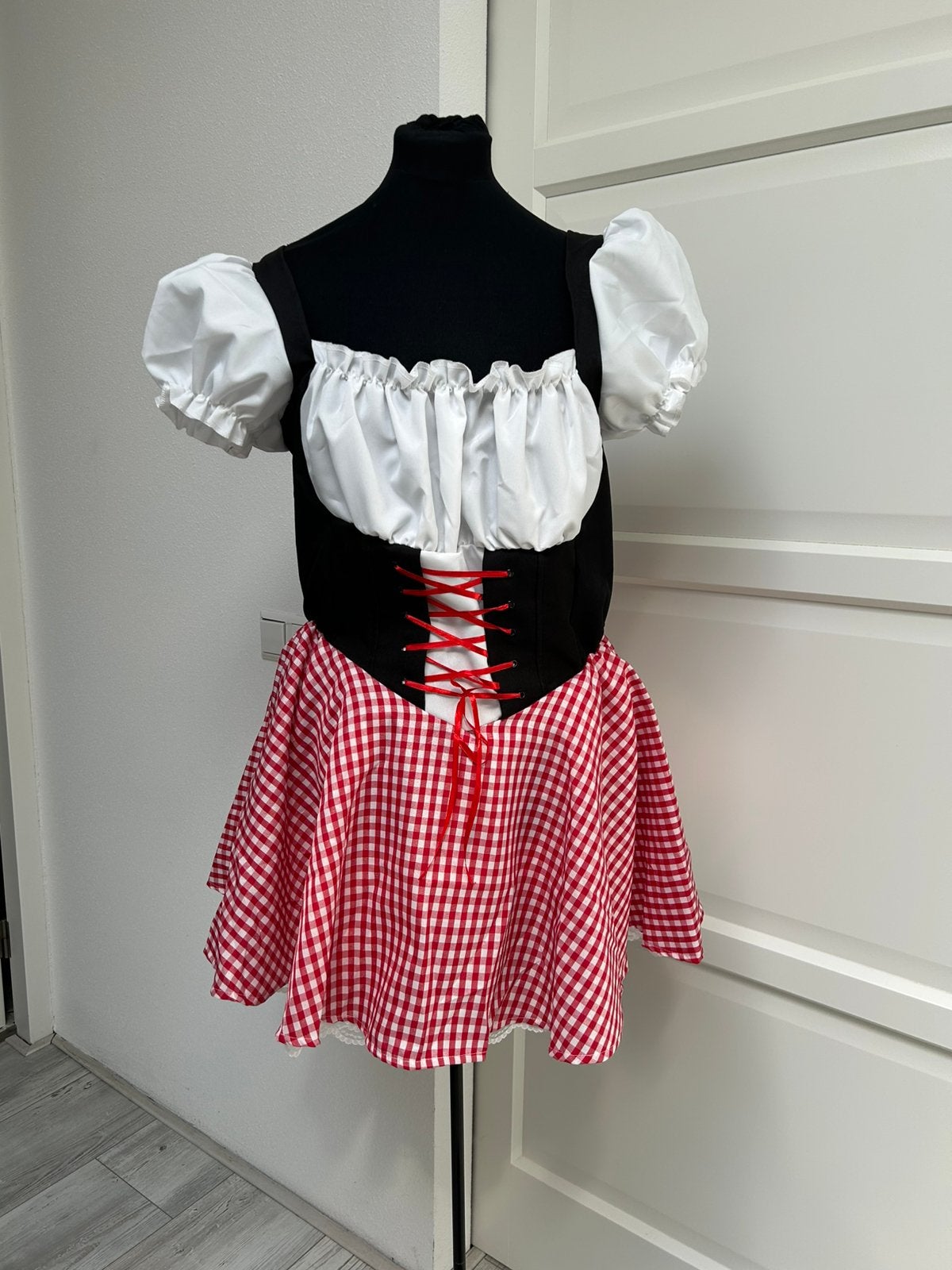 Dirndl Eva rode ruit maat L, Maat 42/44 (L), Nieuw, Ophalen of Verzenden, Overige thema's
