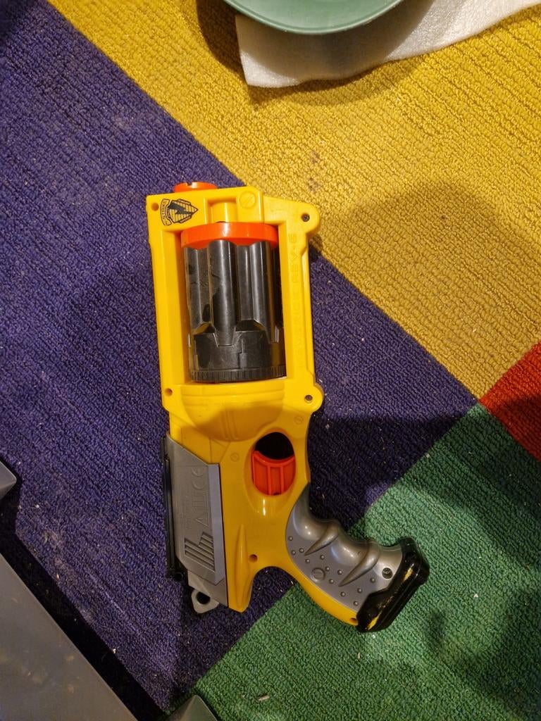 Gele Nerf blaster met draaiend magazijn, Ophalen