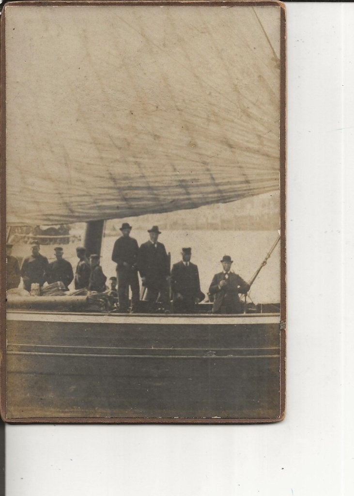 De Lier Hoge heren in een zeilboot Kabinetsfoto, Ophalen of Verzenden, Voor 1920, Ongelopen, Zuid-Holland