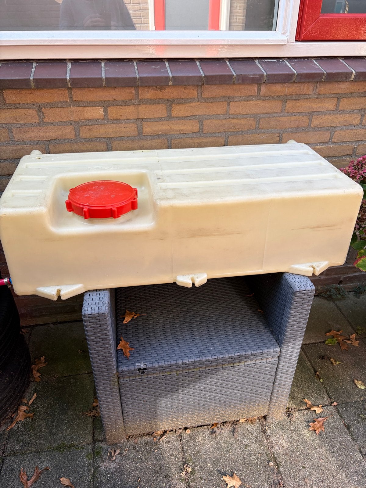 Grote watertank/watervat met rode dop, Ophalen, Gebruikt