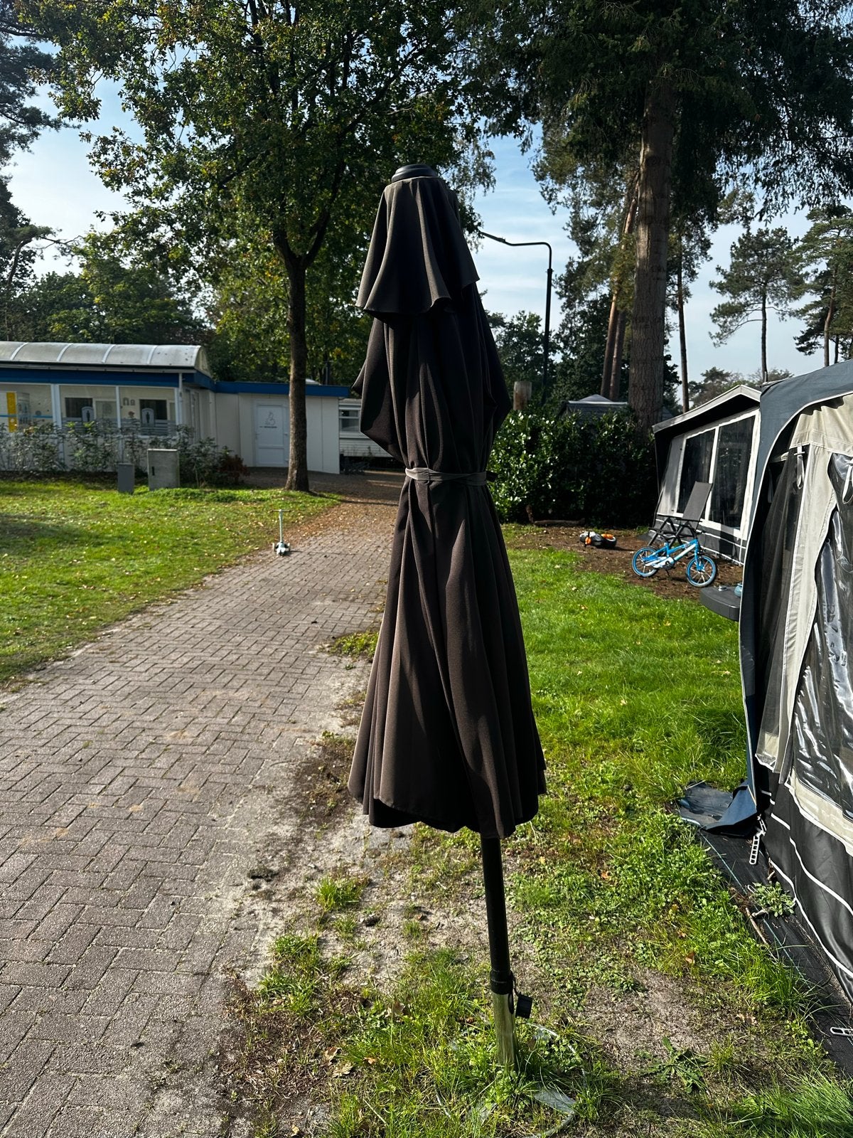 Dubbele parasol met grondpoot - ideaal voor camping, Ophalen of Verzenden, Gebruikt, Overige typen