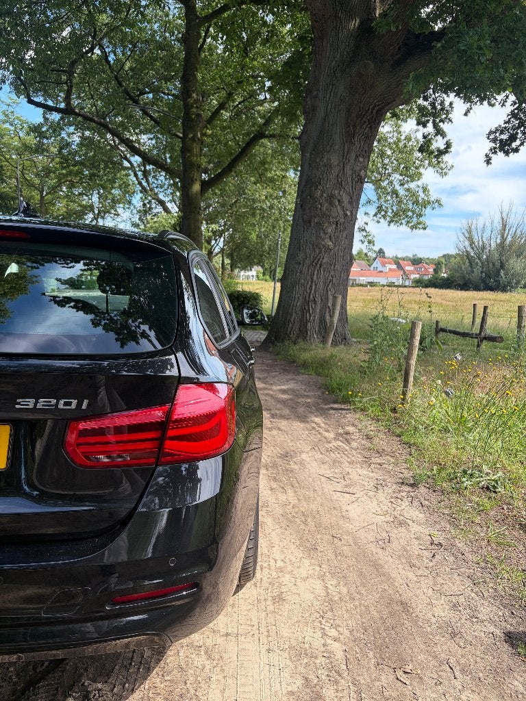 BMW 3-Serie 320i Touring | High Executive, 1998 cc, 1800 kg, 4 cilinders, Zwart